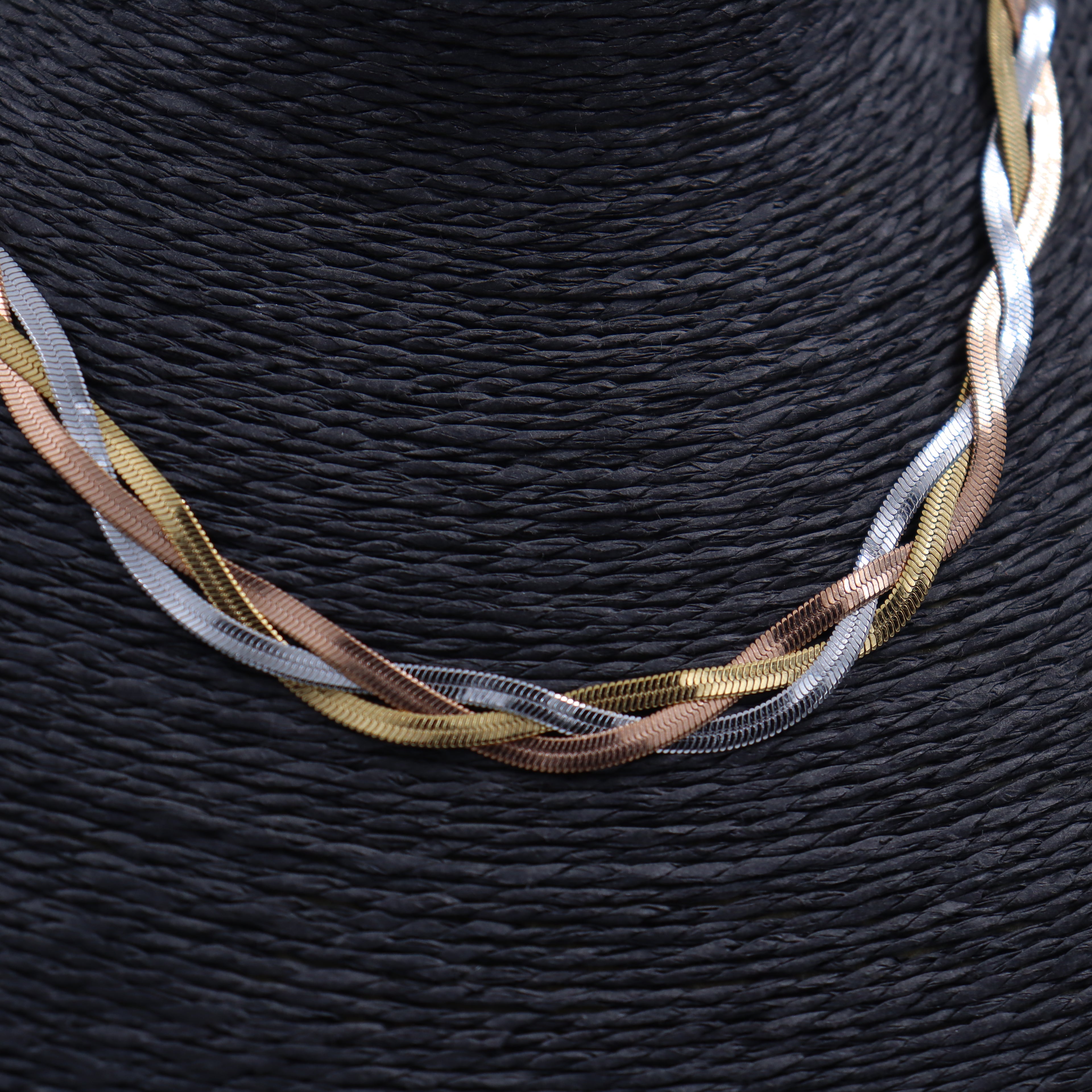 COLLAR ENTRELAZADO TRICOLOR