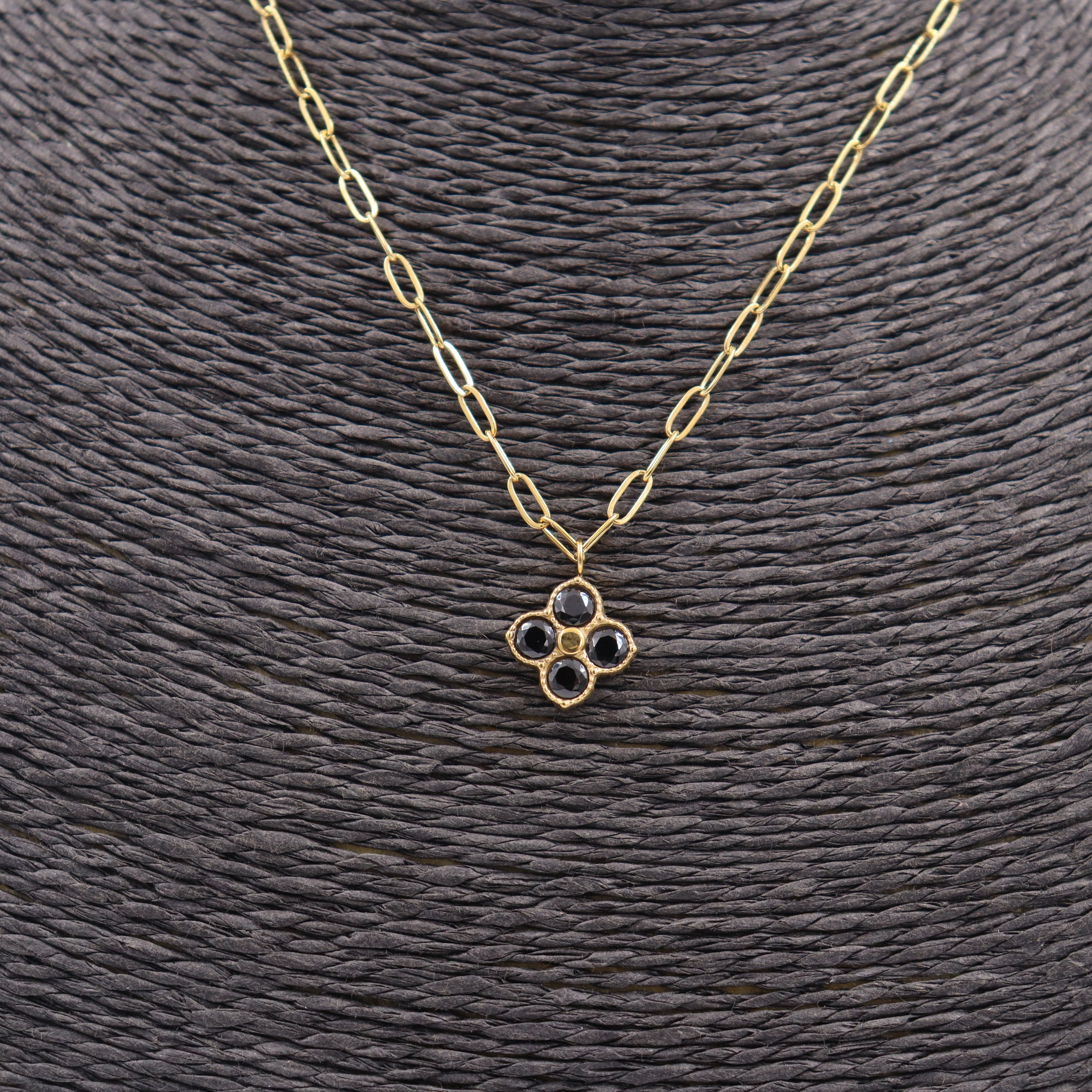 COLLAR TREBOL NEGRO