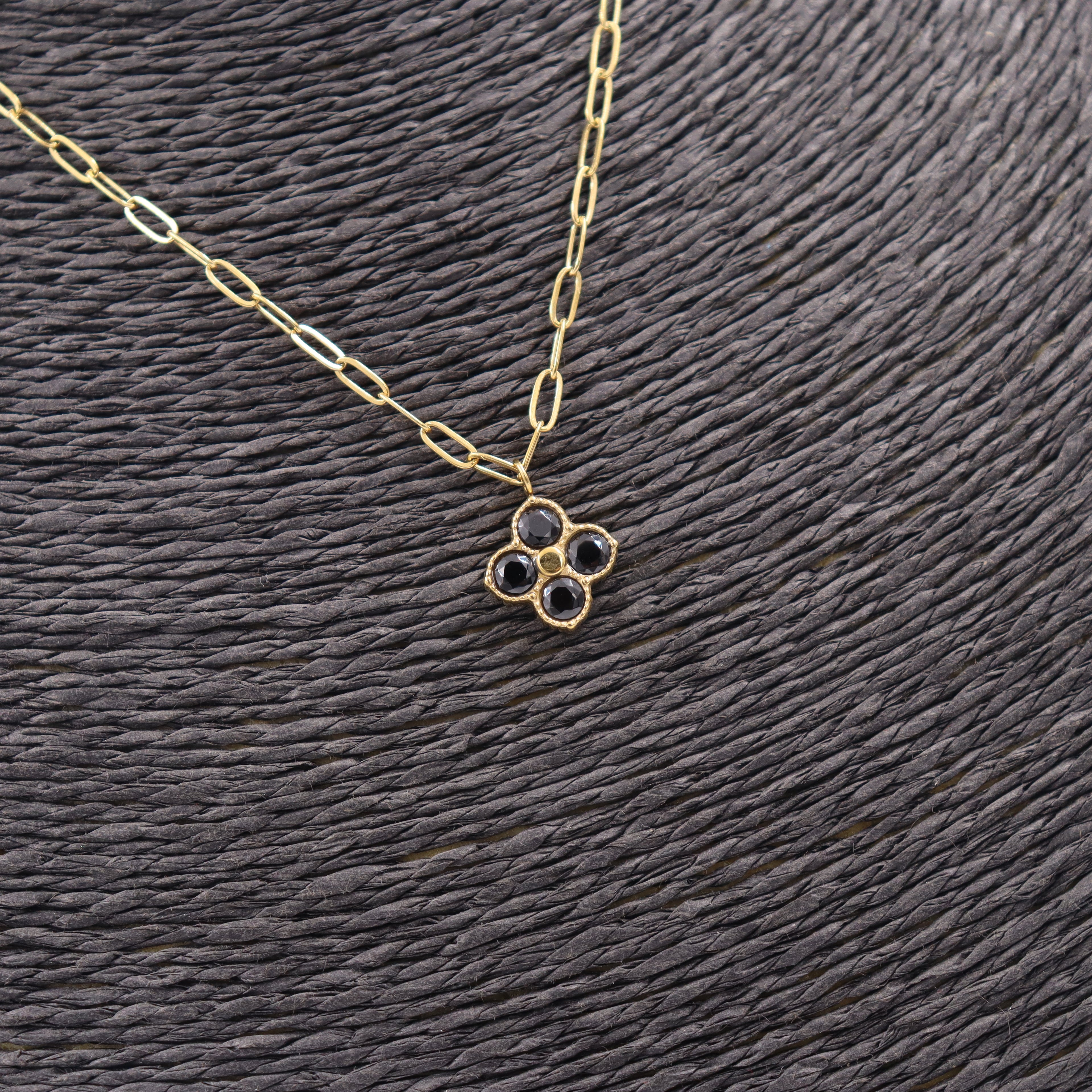 COLLAR TREBOL NEGRO