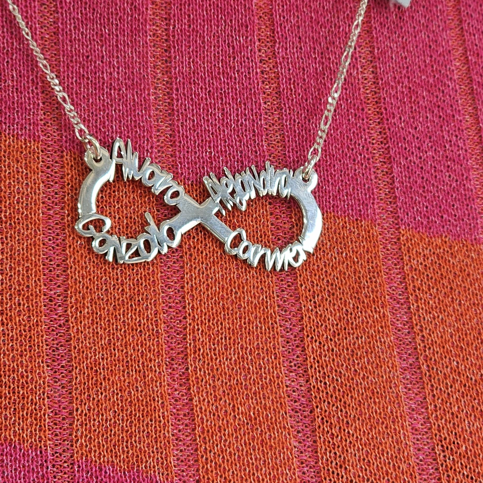 COLLAR INFINITO CON NOMBRES CALADOS