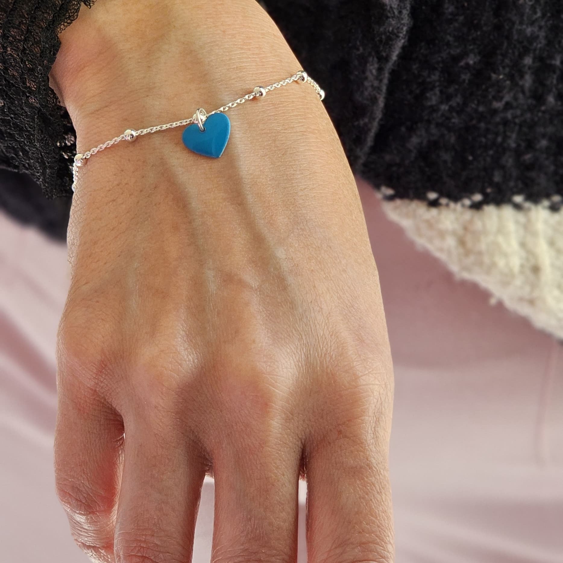 PULSERA BOLITAS CON COLGANTE CORAZÓN