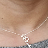 COLLAR NOMBRE CALADO VERTICAL