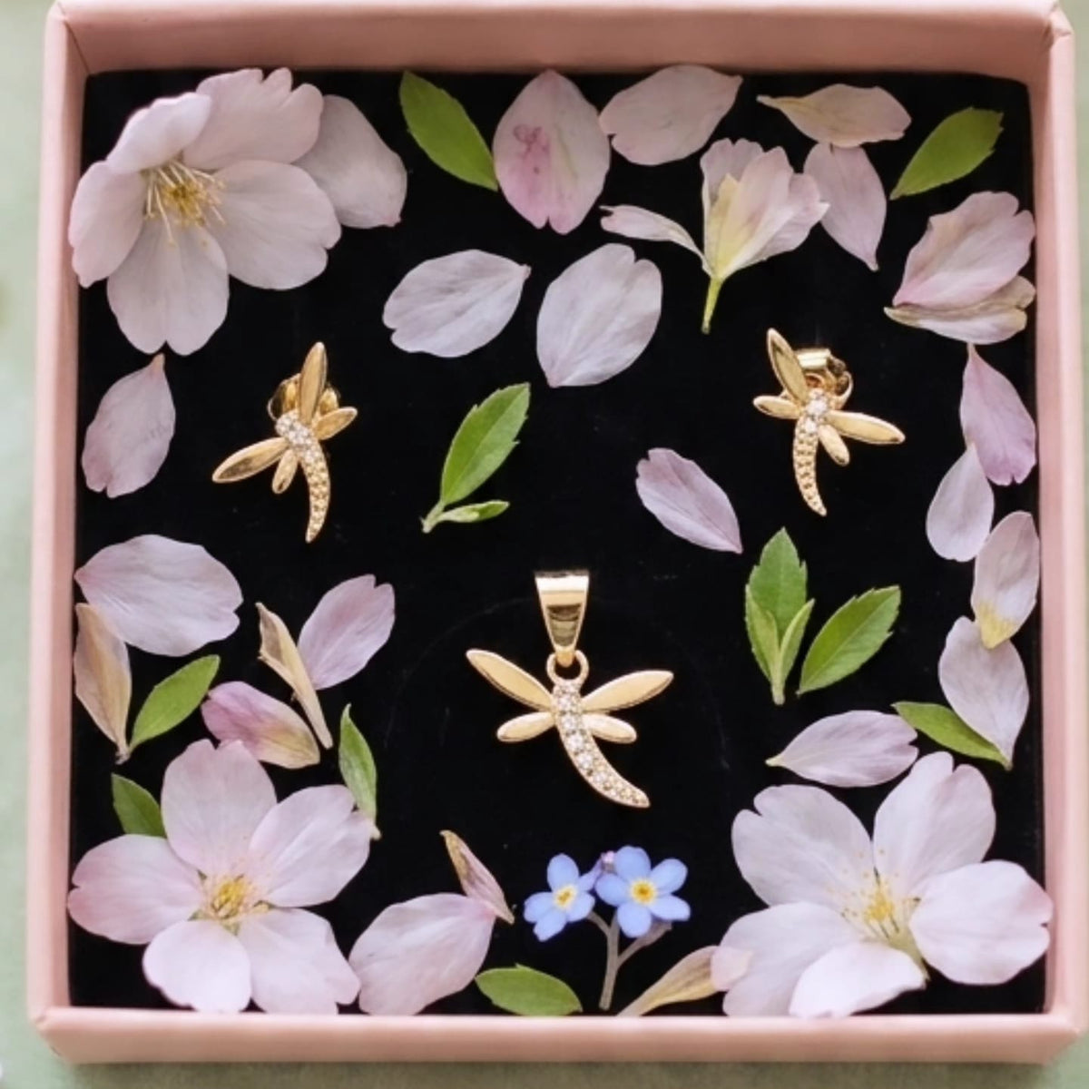 CONJUNTO LIBÉLULA BAÑO DE ORO