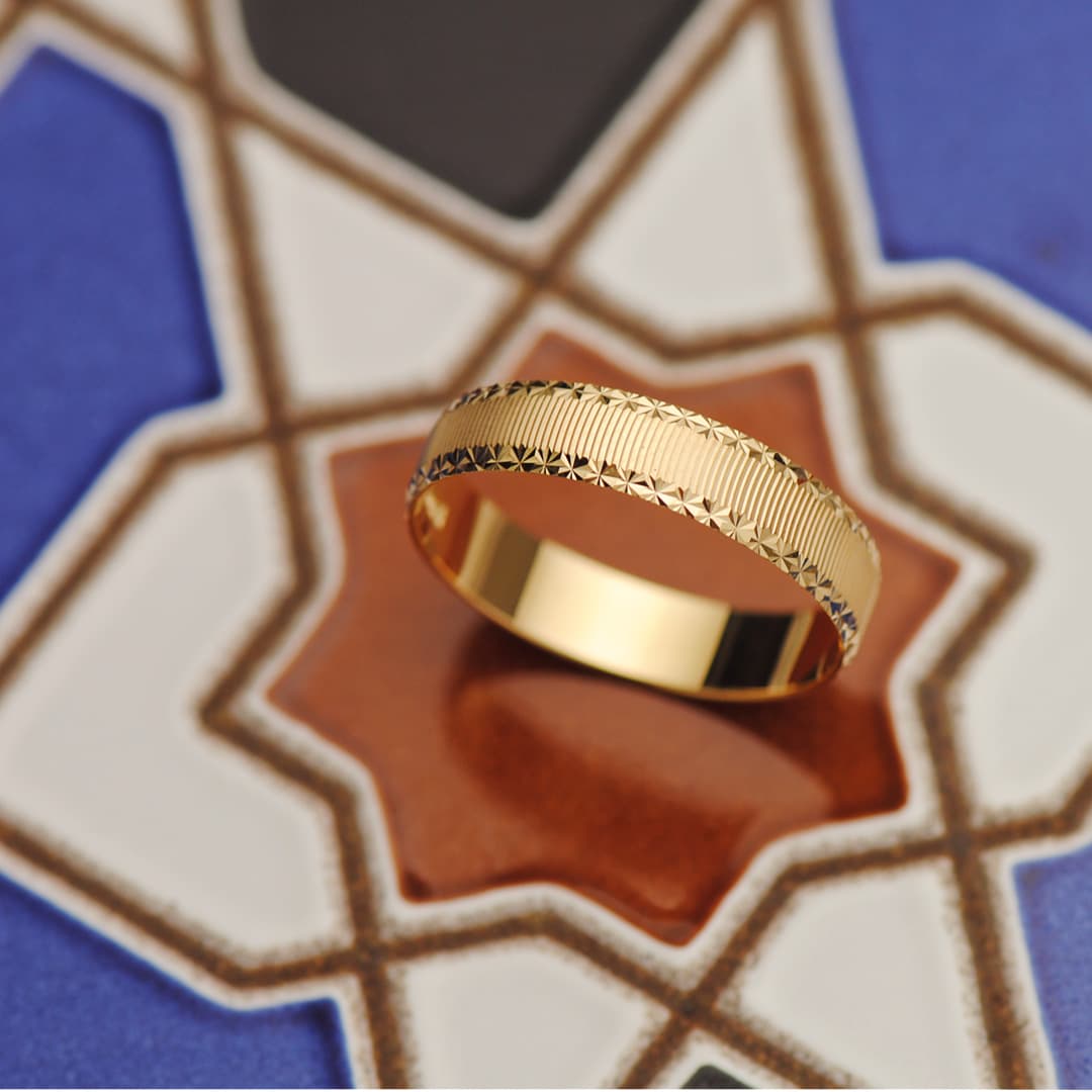 PAR ALIANZAS ORO AMARILLO MATE Y BORDES DIAMANTADOS