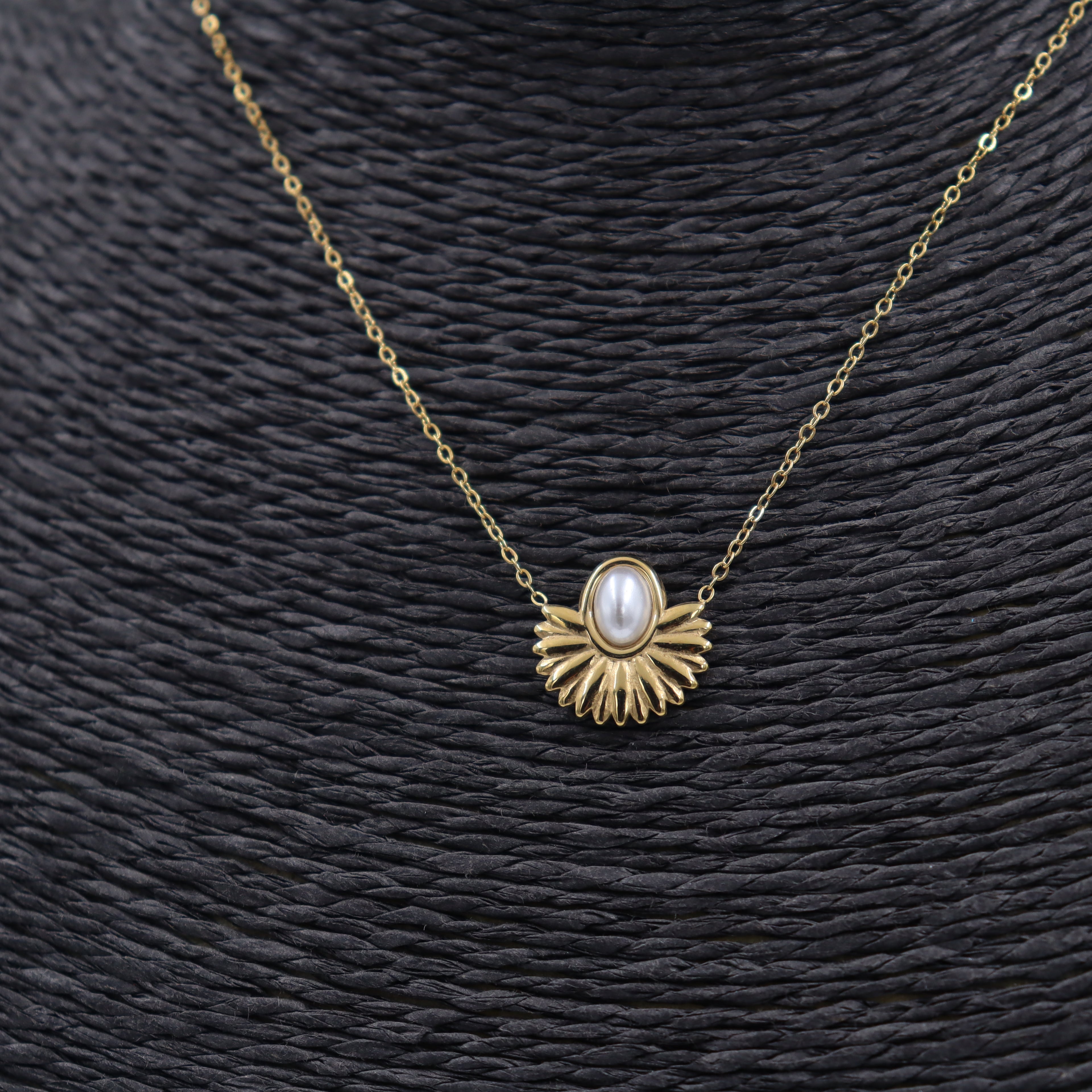 COLLAR ACERO DORADO Y PERLA