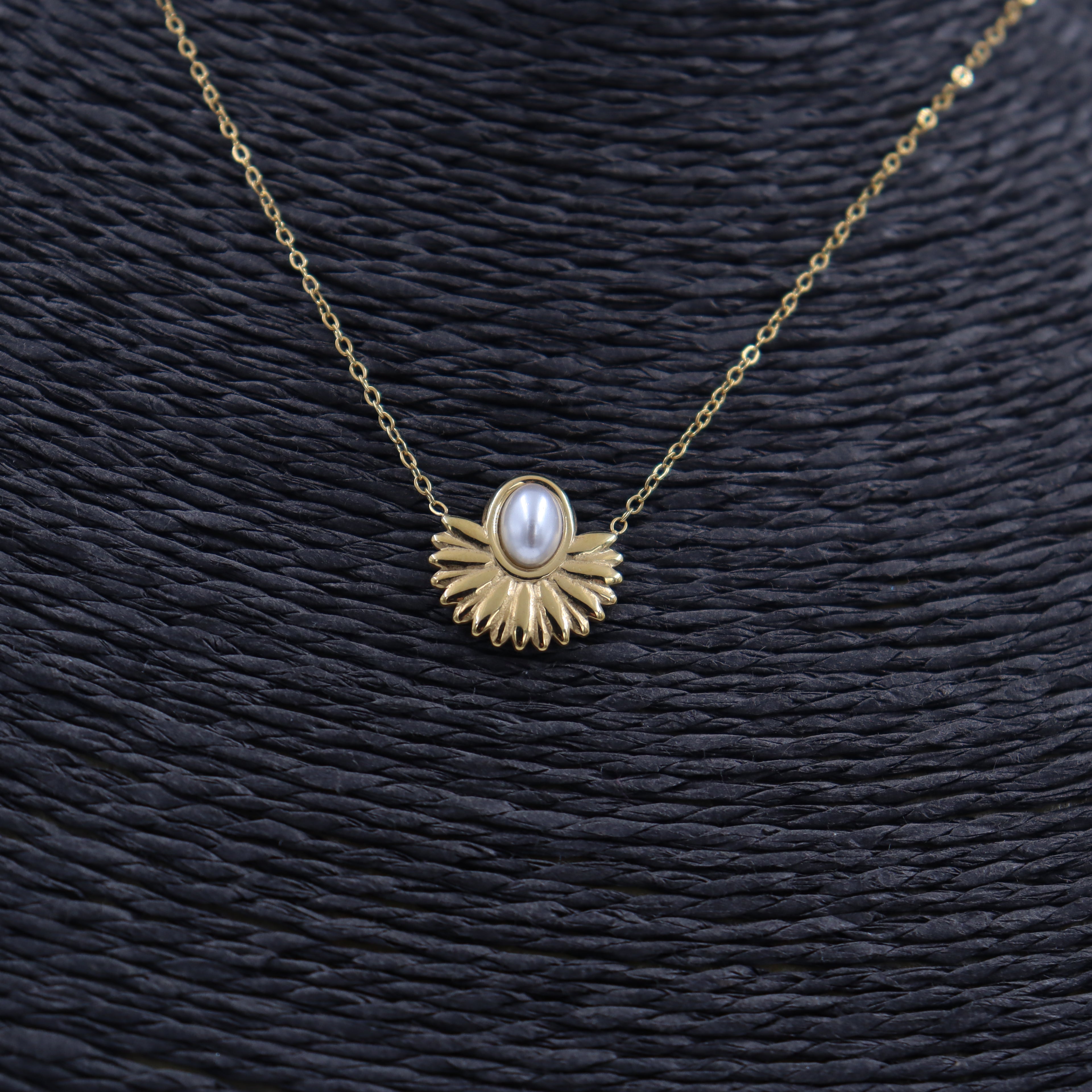 COLLAR ACERO DORADO Y PERLA