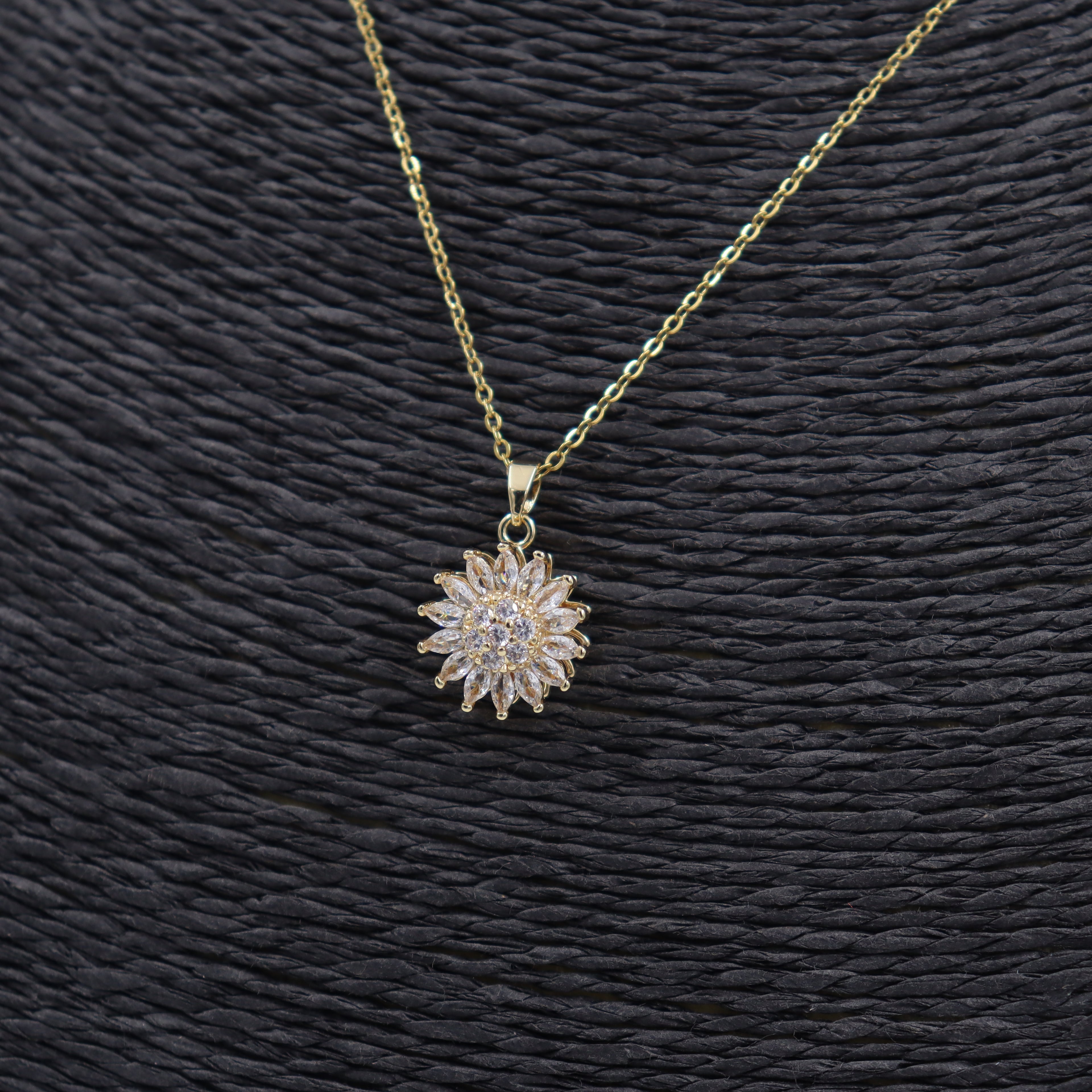 COLLAR ACERO DORADO CIRCONITAS
