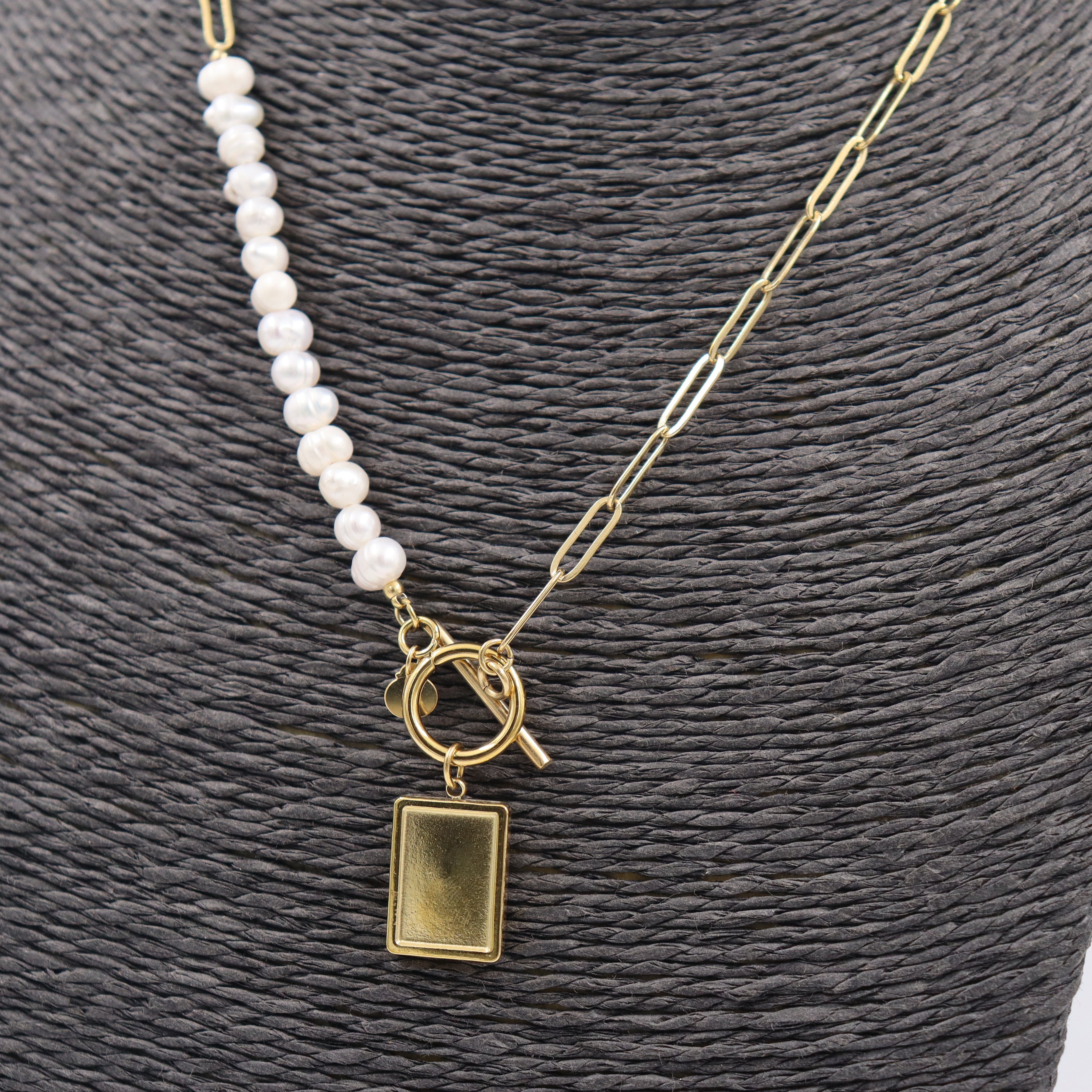 COLLAR ACERO DORADO PERLAS Y COLGANTE