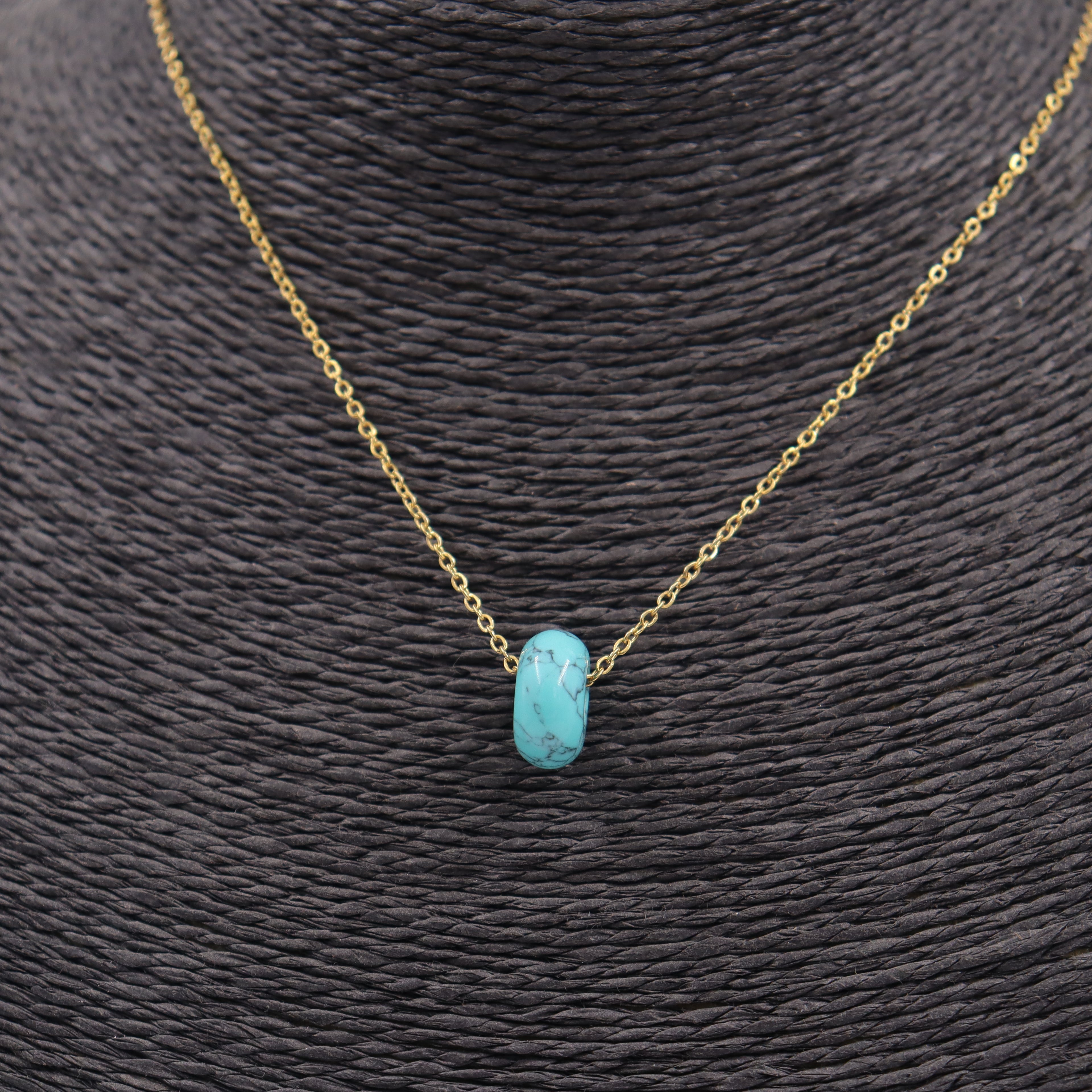 COLLAR ACERO DORADO Y DONA COLOR TURQUESA