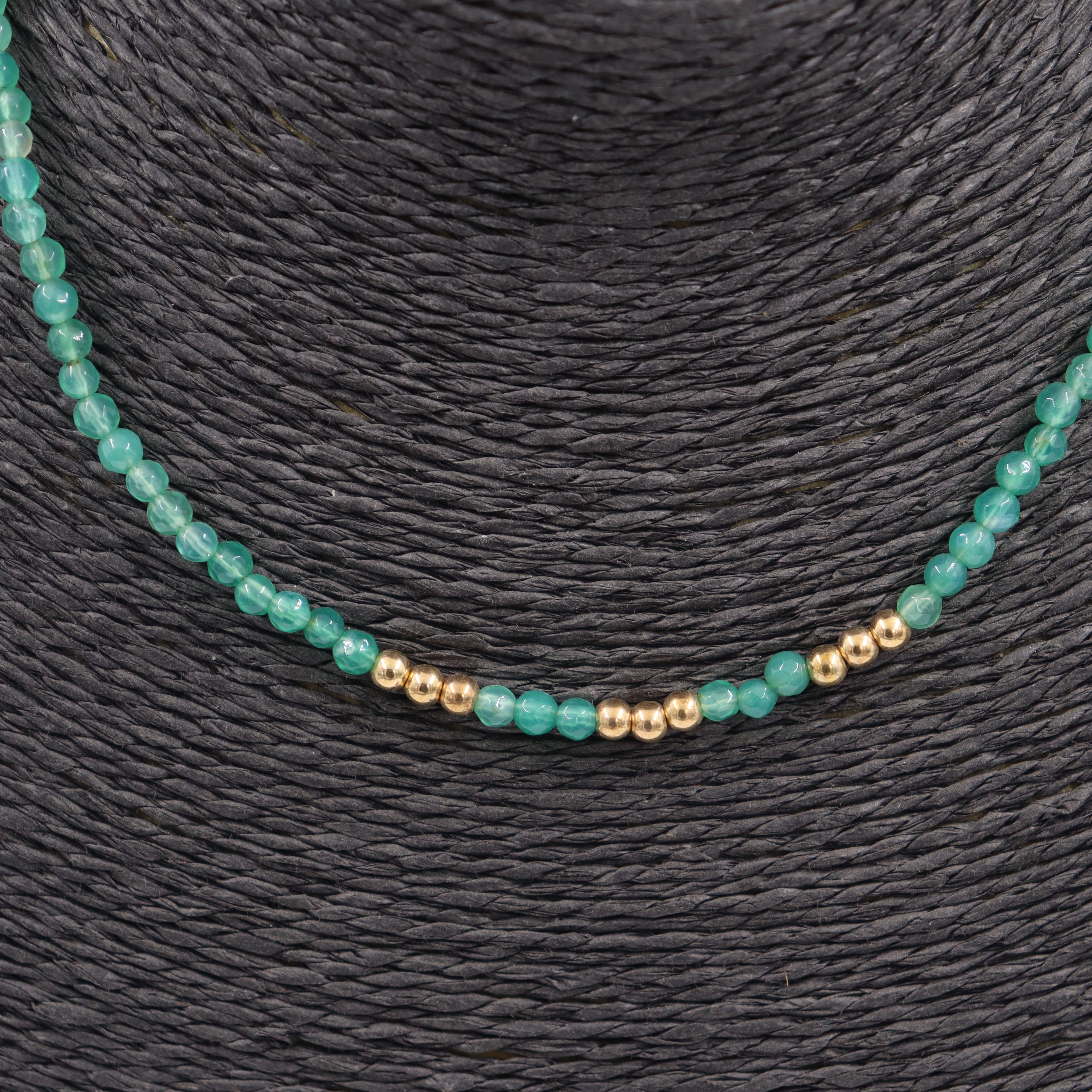 COLLAR ACERO DORADO Y PIEDRAS VERDES
