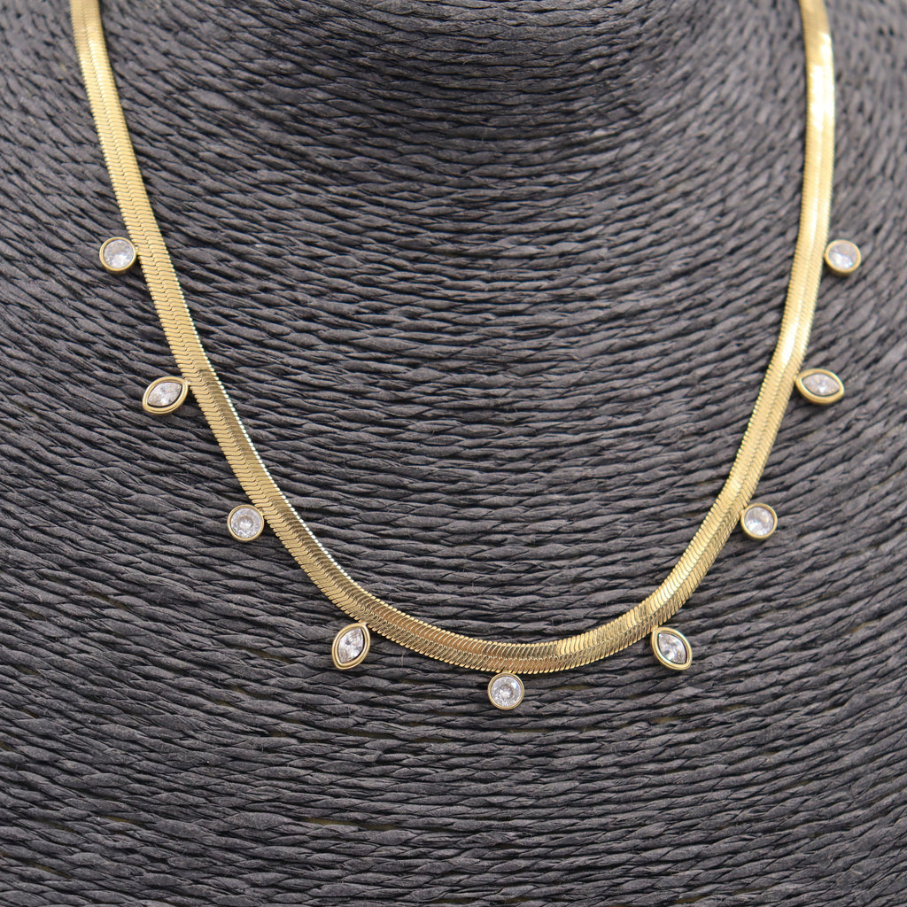 COLLAR ACERO DORADO PLANO Y CIRCONITAS