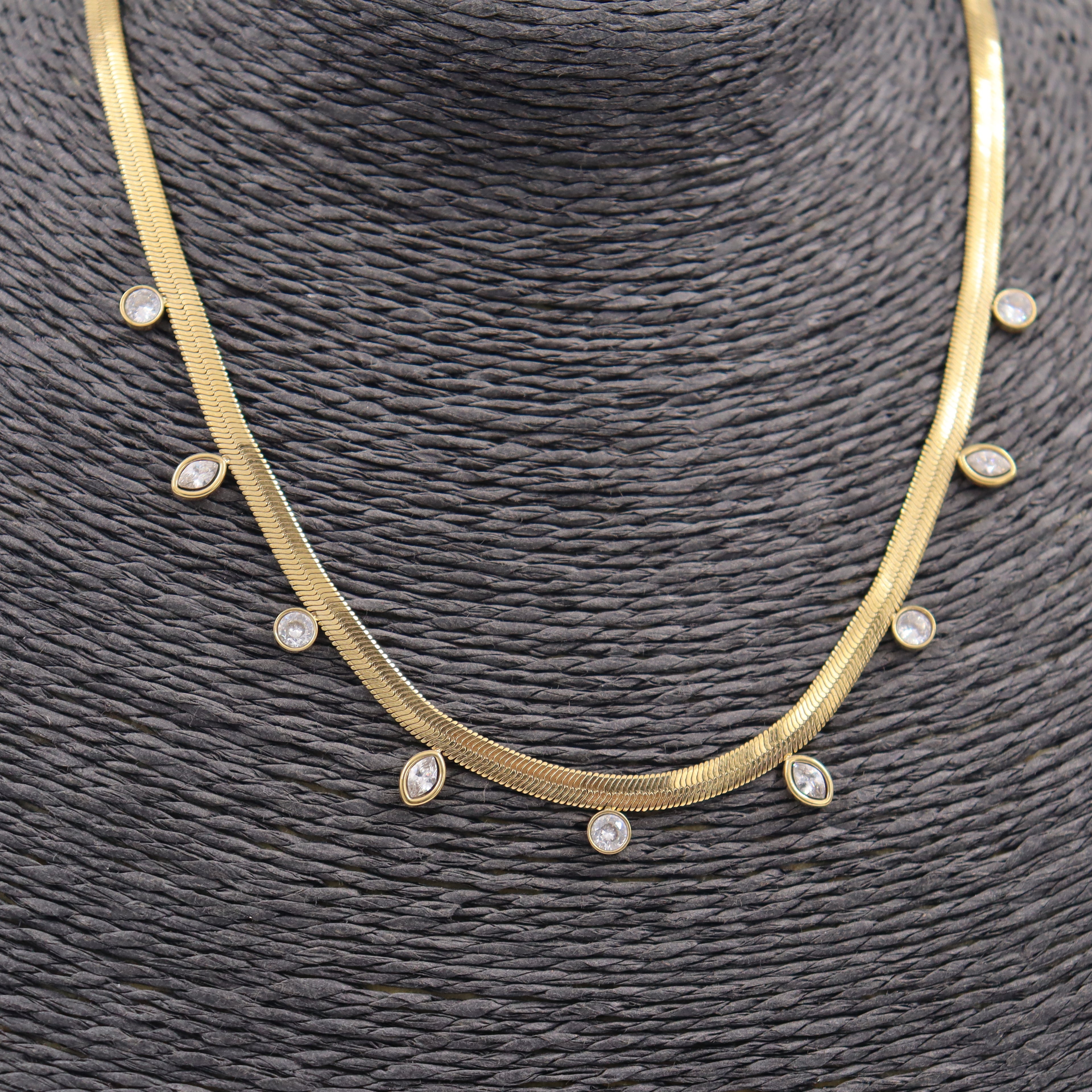COLLAR ACERO DORADO PLANO Y CIRCONITAS