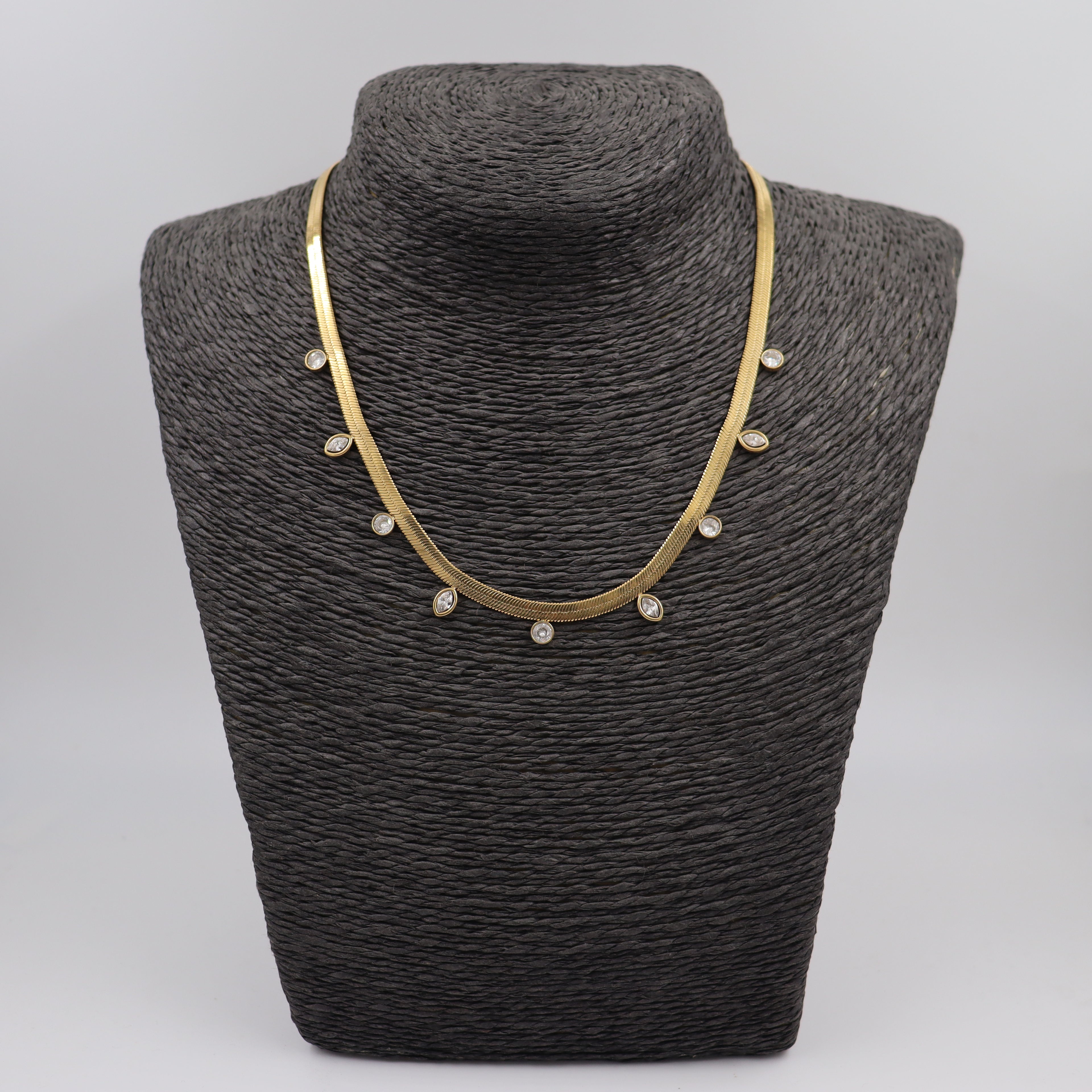 COLLAR ACERO DORADO PLANO Y CIRCONITAS