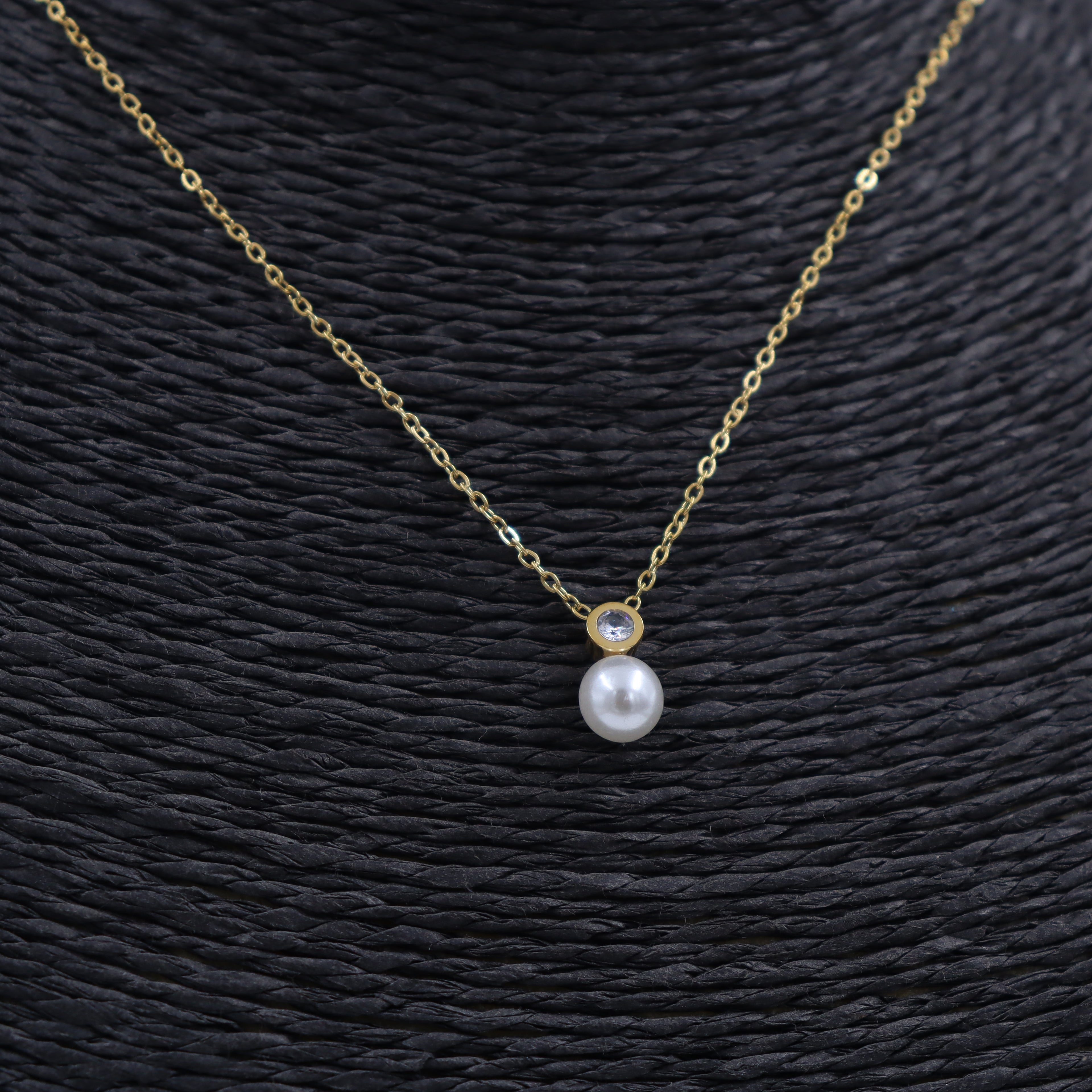 COLLAR ACERO DORADO PERLA Y CIRCONITA