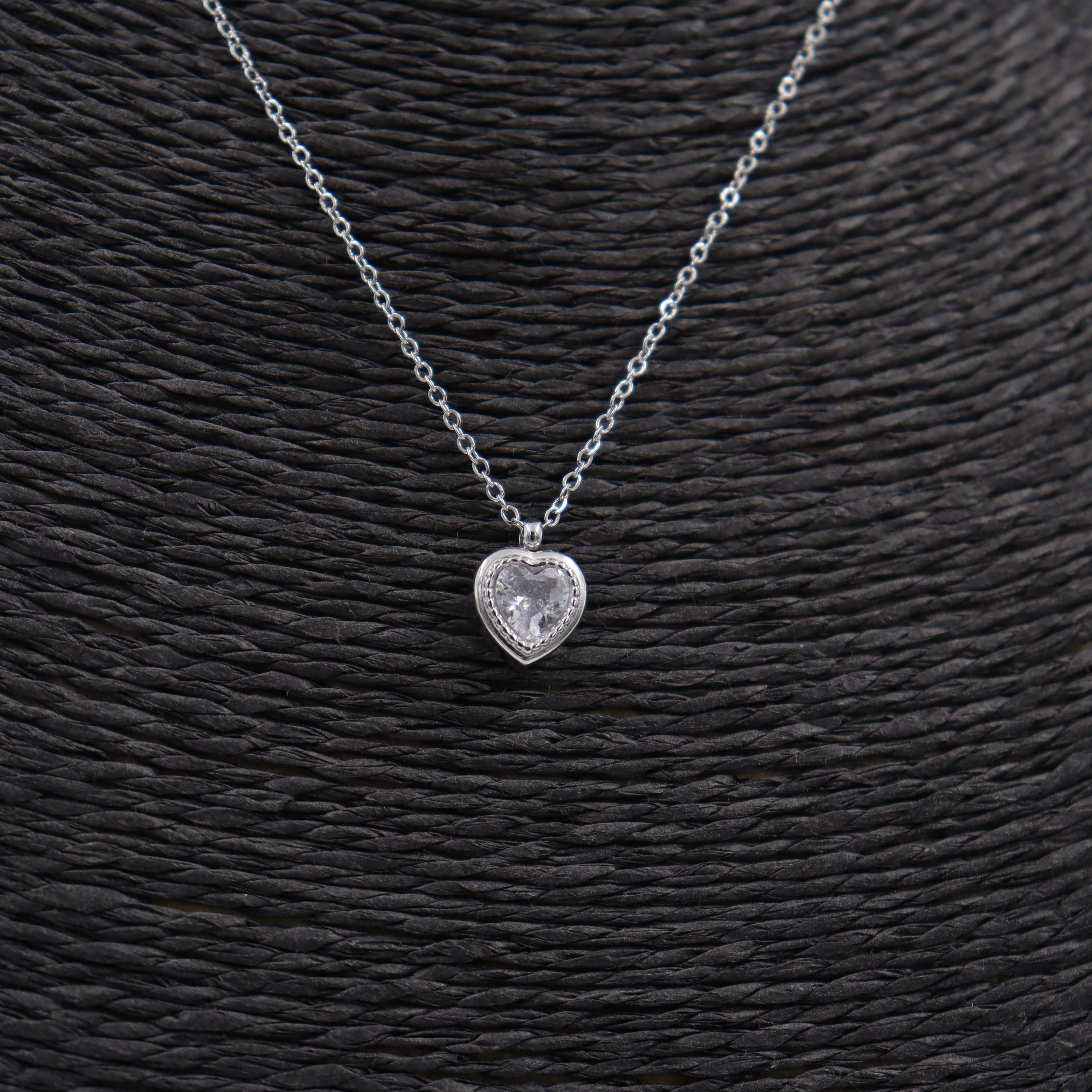 COLLAR ACERO CORAZÓN Y CIRCONITA