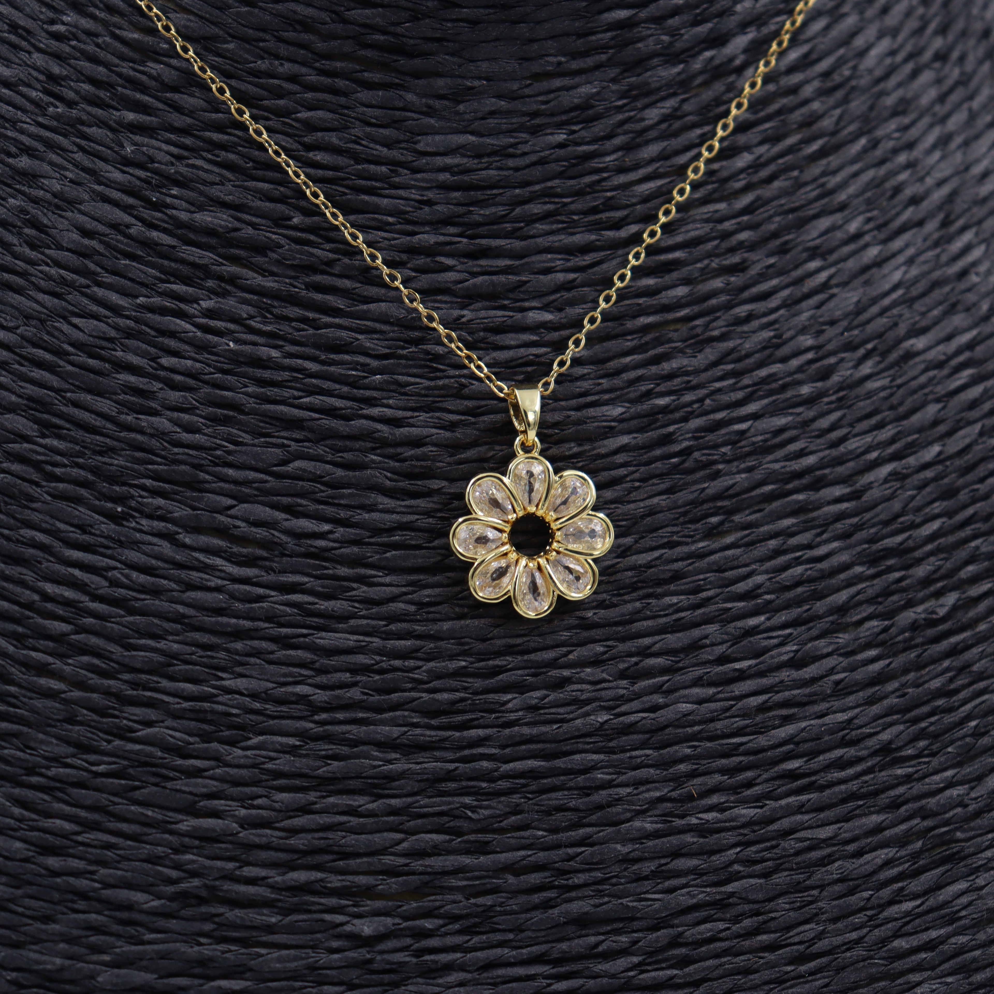 COLLAR ACERO DORADO Y FLOR CON CIRCONITAS