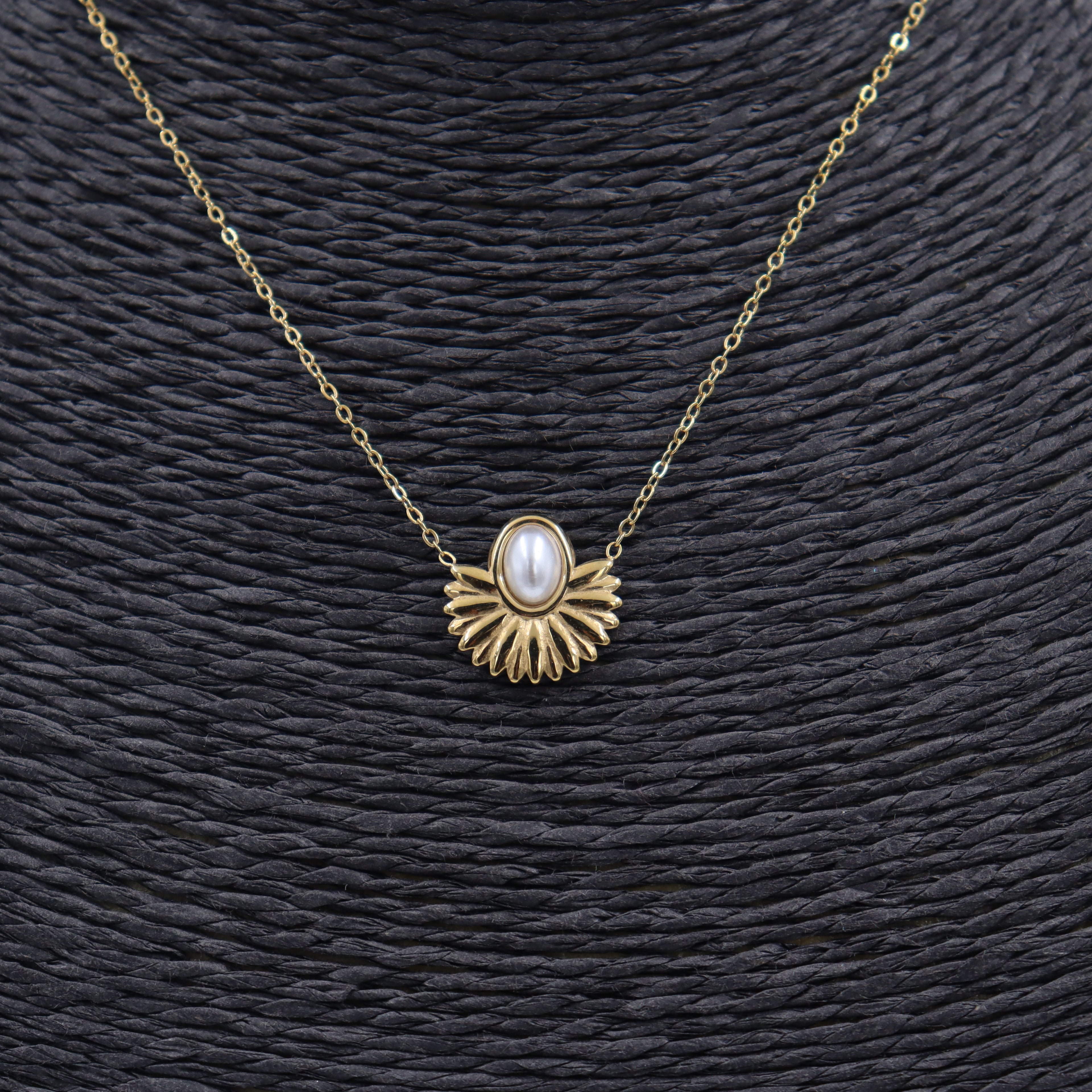 COLLAR ACERO DORADO Y PERLA