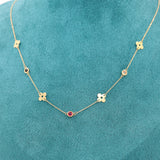 COLLAR CON COLGANTITOS Y PIEDRAS.