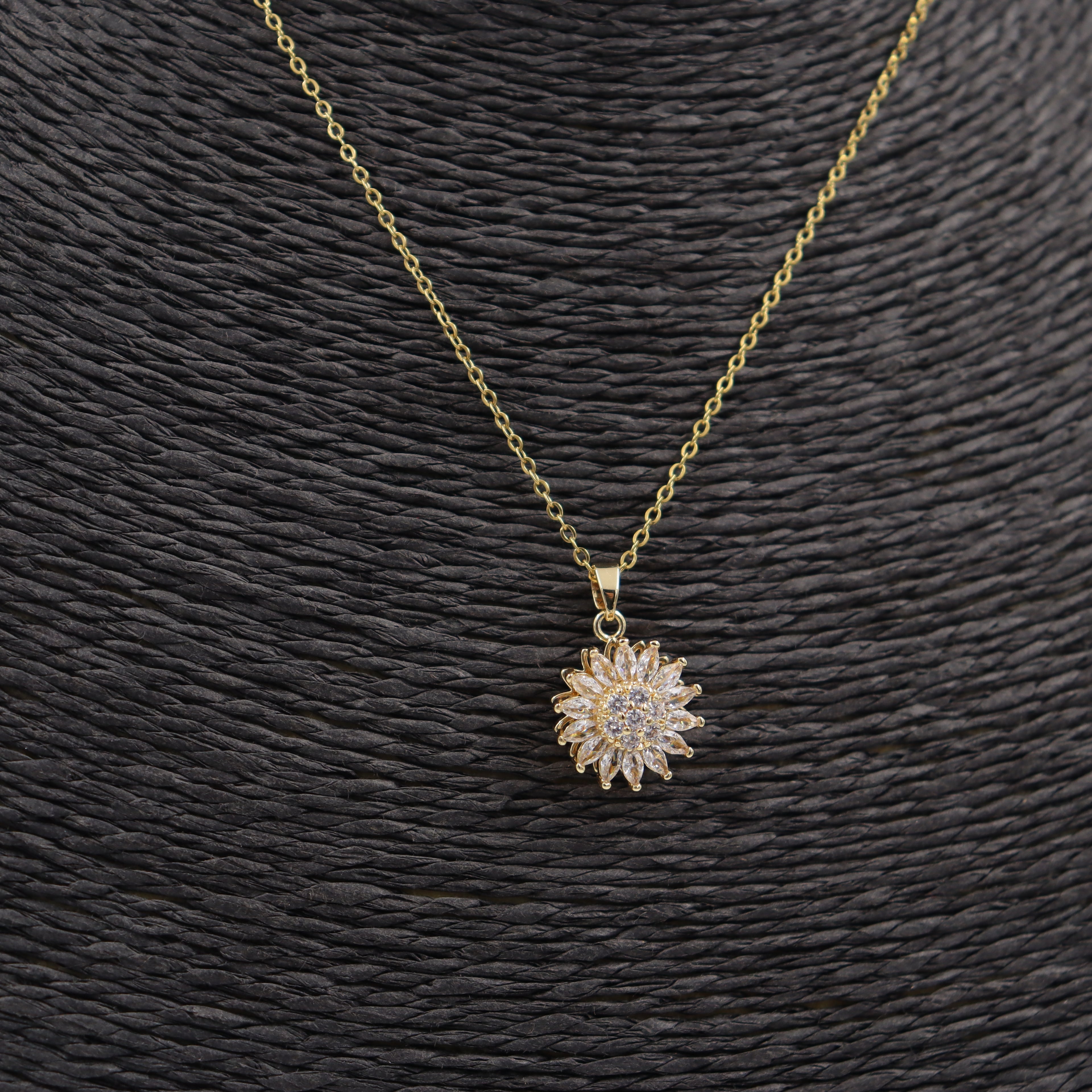 COLLAR ACERO DORADO CIRCONITAS