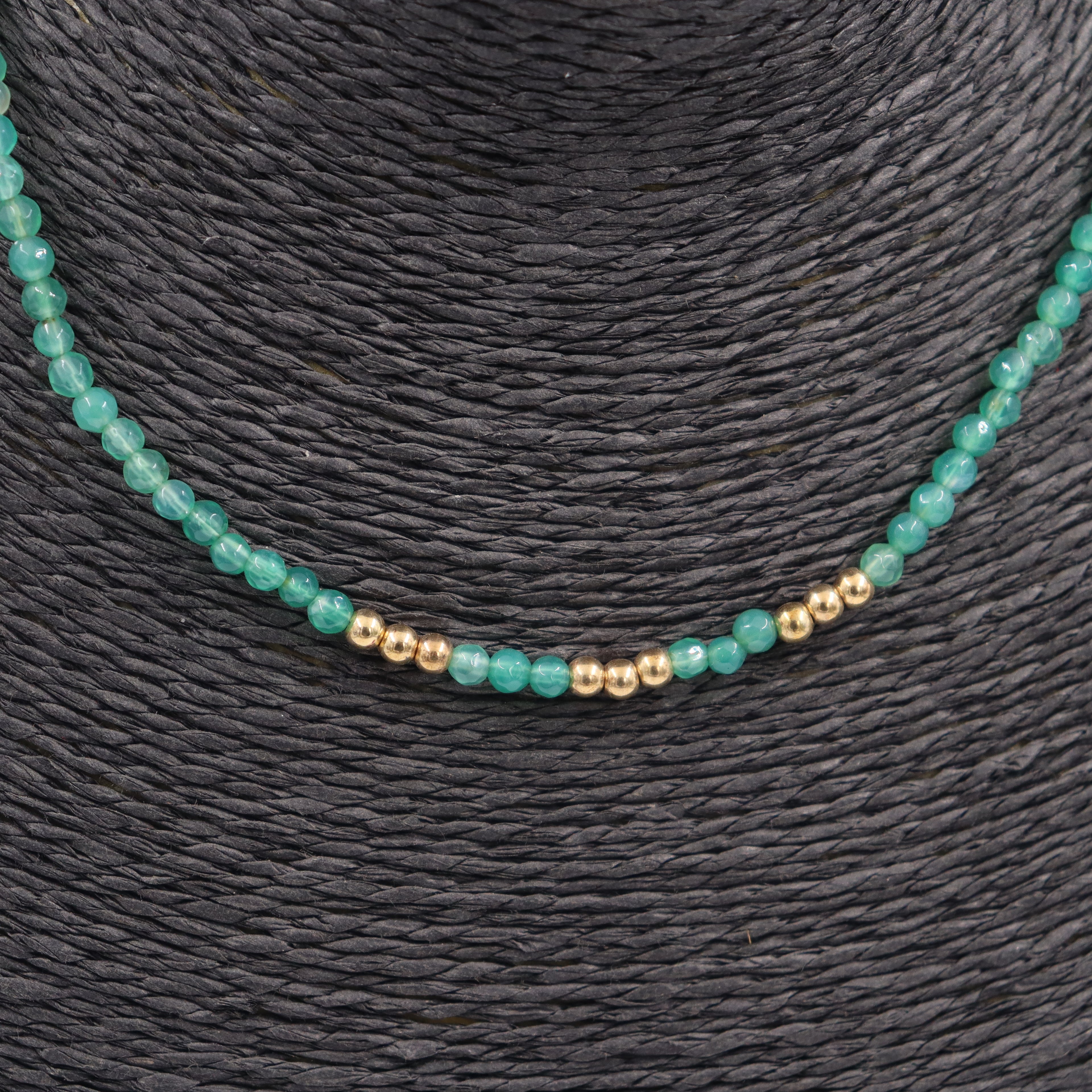 COLLAR ACERO DORADO Y PIEDRAS VERDES
