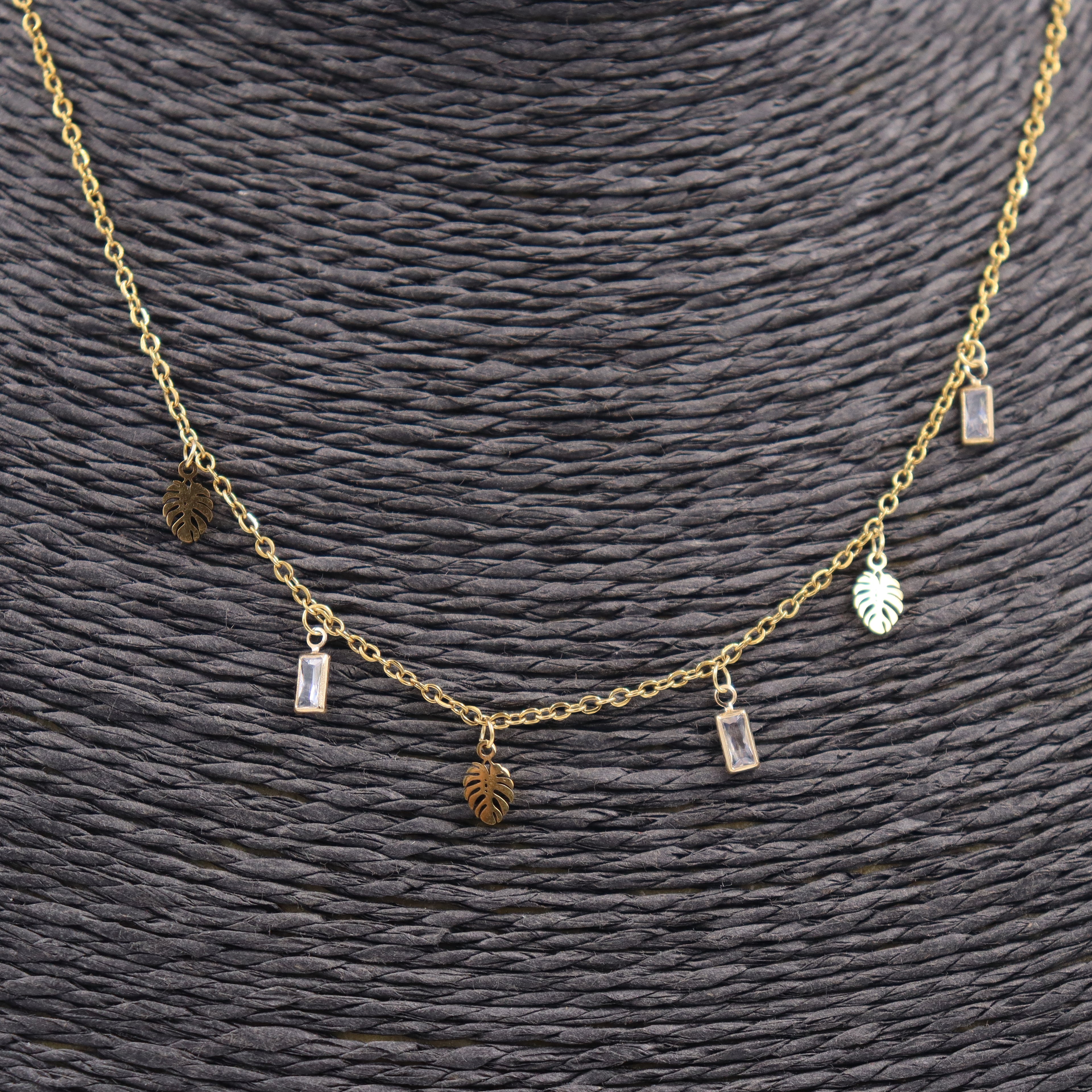 COLLAR ACERO DORADO COLGANTITOS