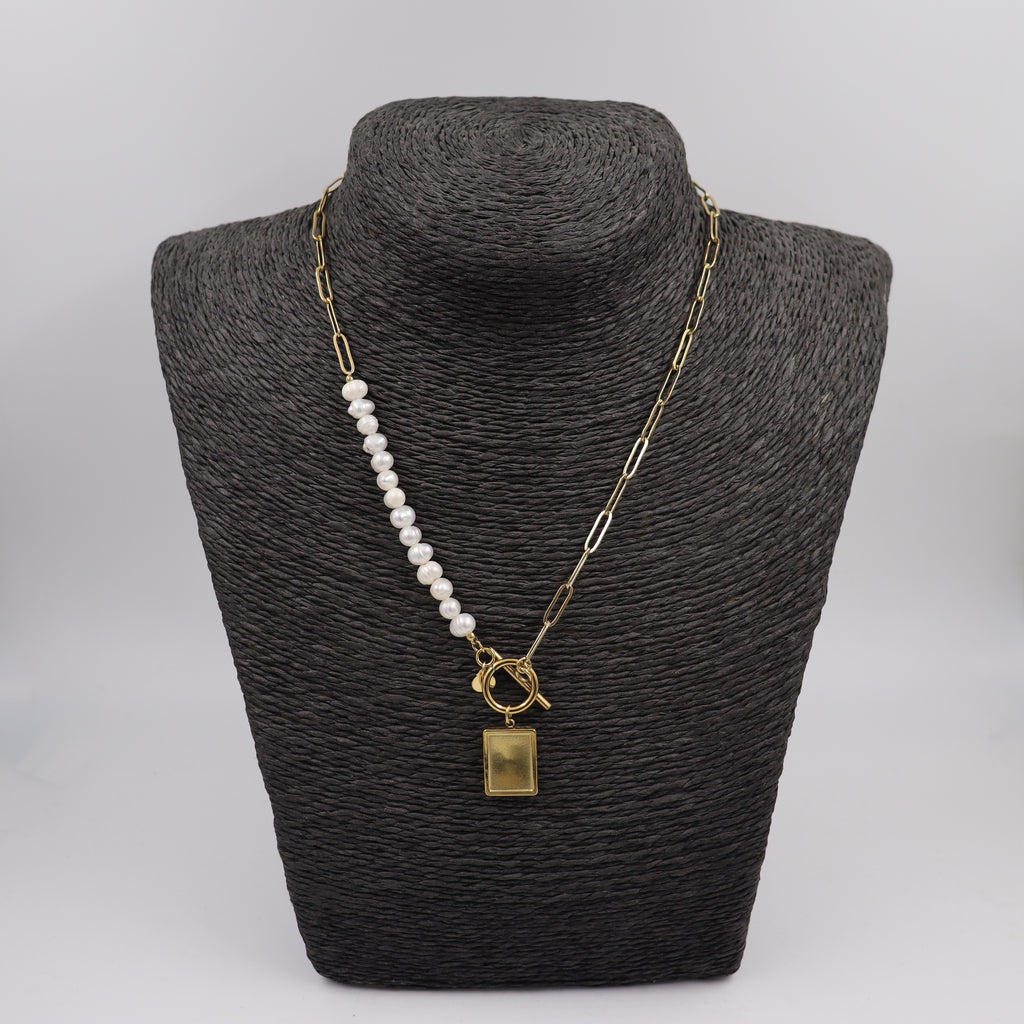 COLLAR ACERO DORADO PERLAS Y COLGANTE