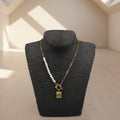 COLLAR ACERO DORADO PERLAS Y COLGANTE