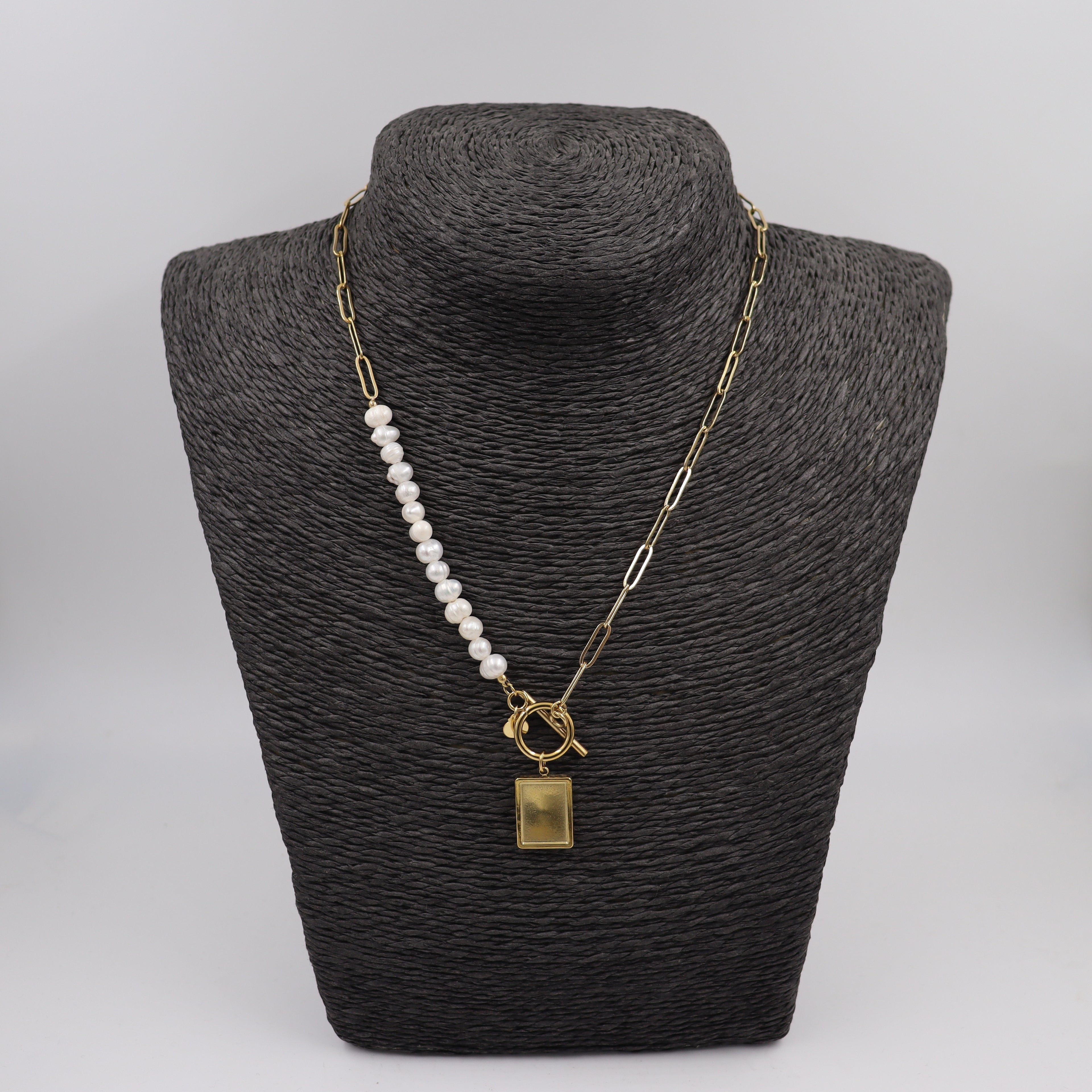 COLLAR ACERO DORADO PERLAS Y COLGANTE