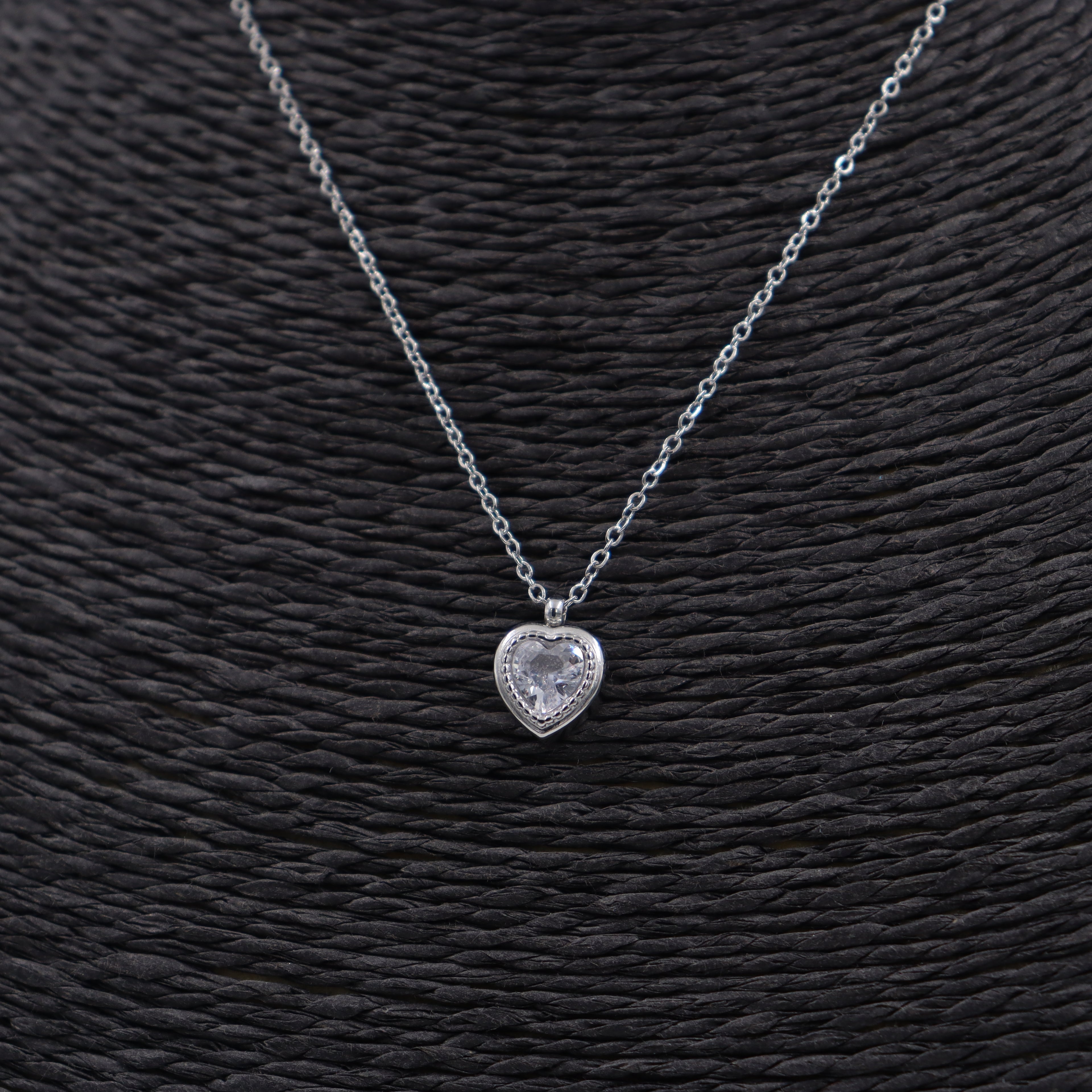 COLLAR ACERO CORAZÓN Y CIRCONITA