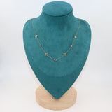 COLLAR CON COLGANTITOS Y PIEDRAS.
