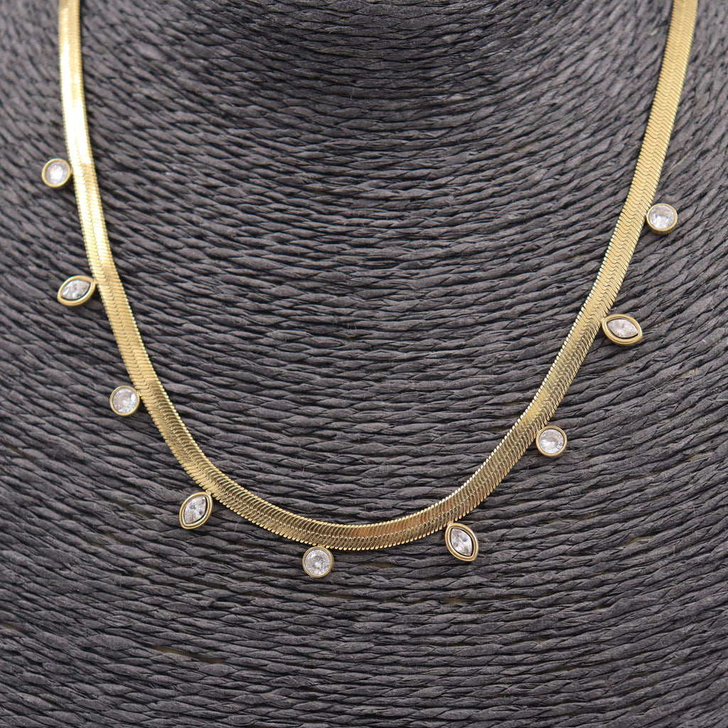 COLLAR ACERO DORADO PLANO Y CIRCONITAS
