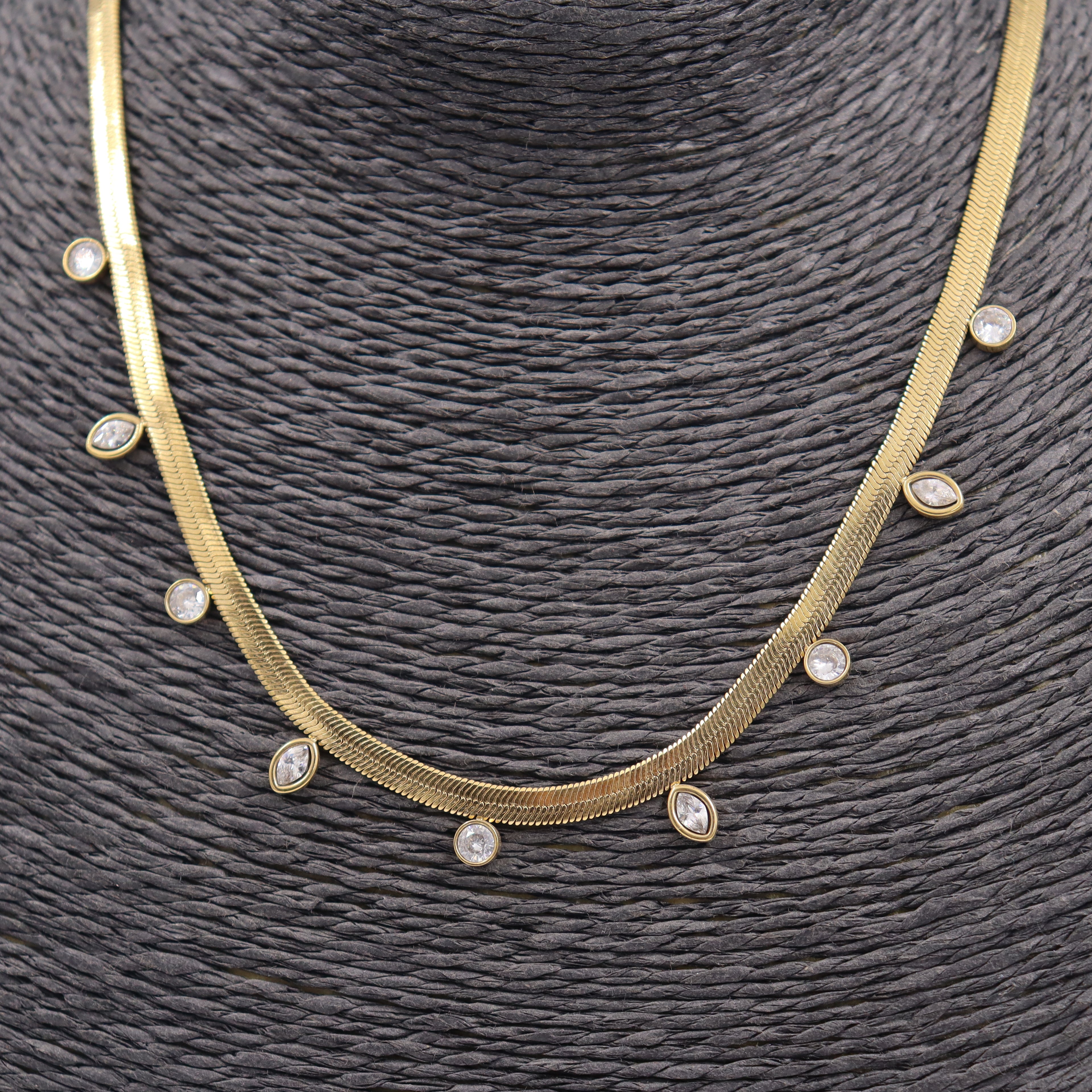 COLLAR ACERO DORADO PLANO Y CIRCONITAS