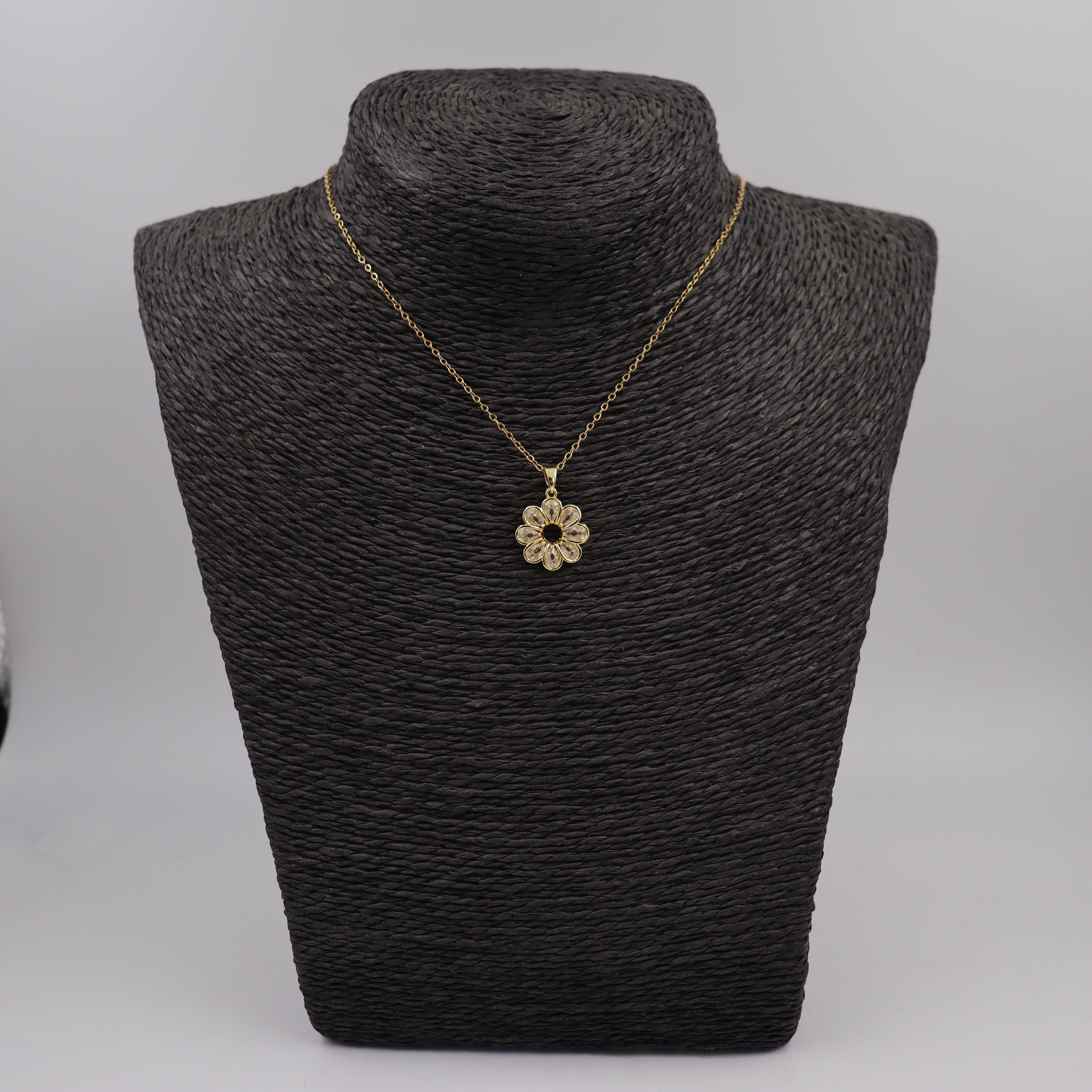 COLLAR ACERO DORADO Y FLOR CON CIRCONITAS