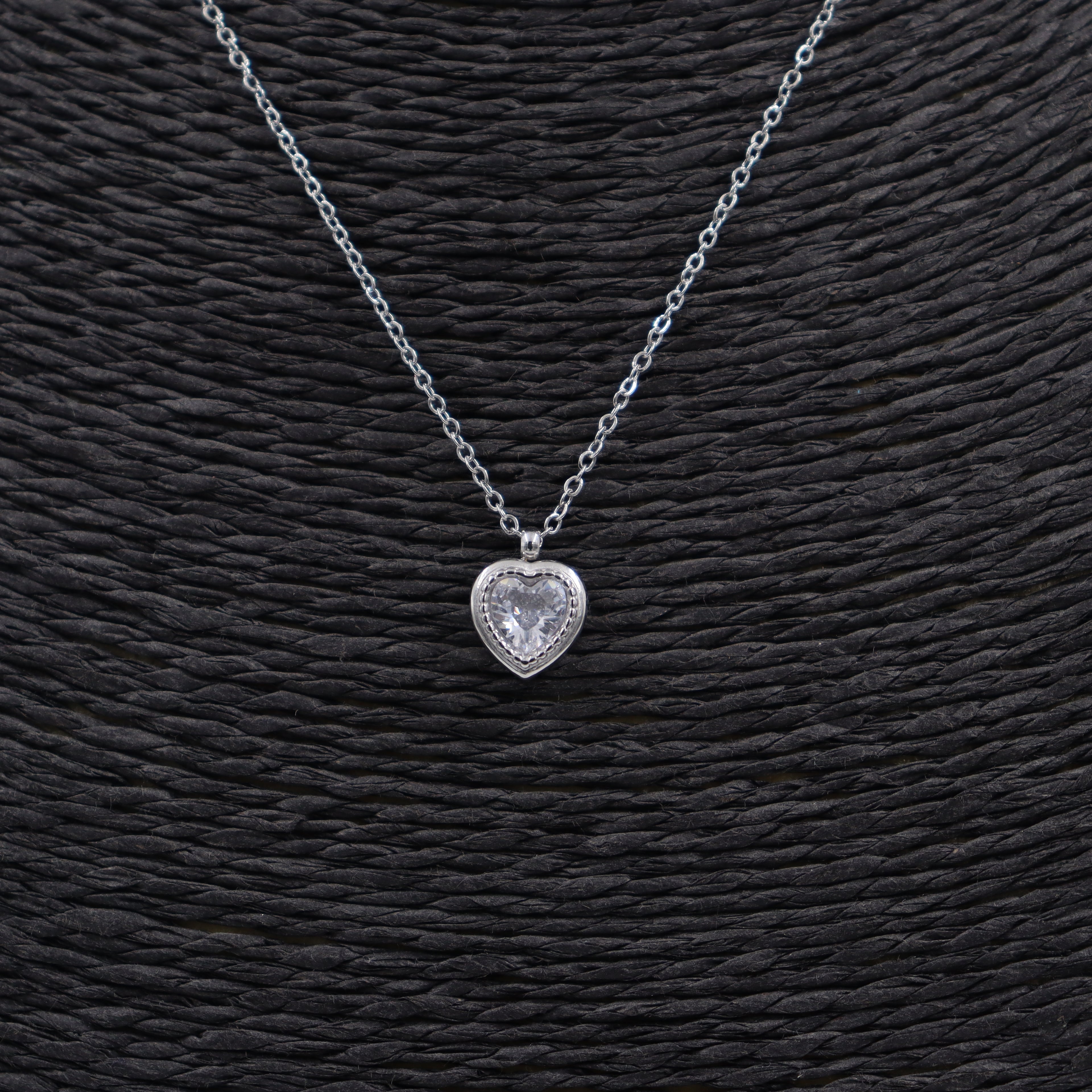 COLLAR ACERO CORAZÓN Y CIRCONITA
