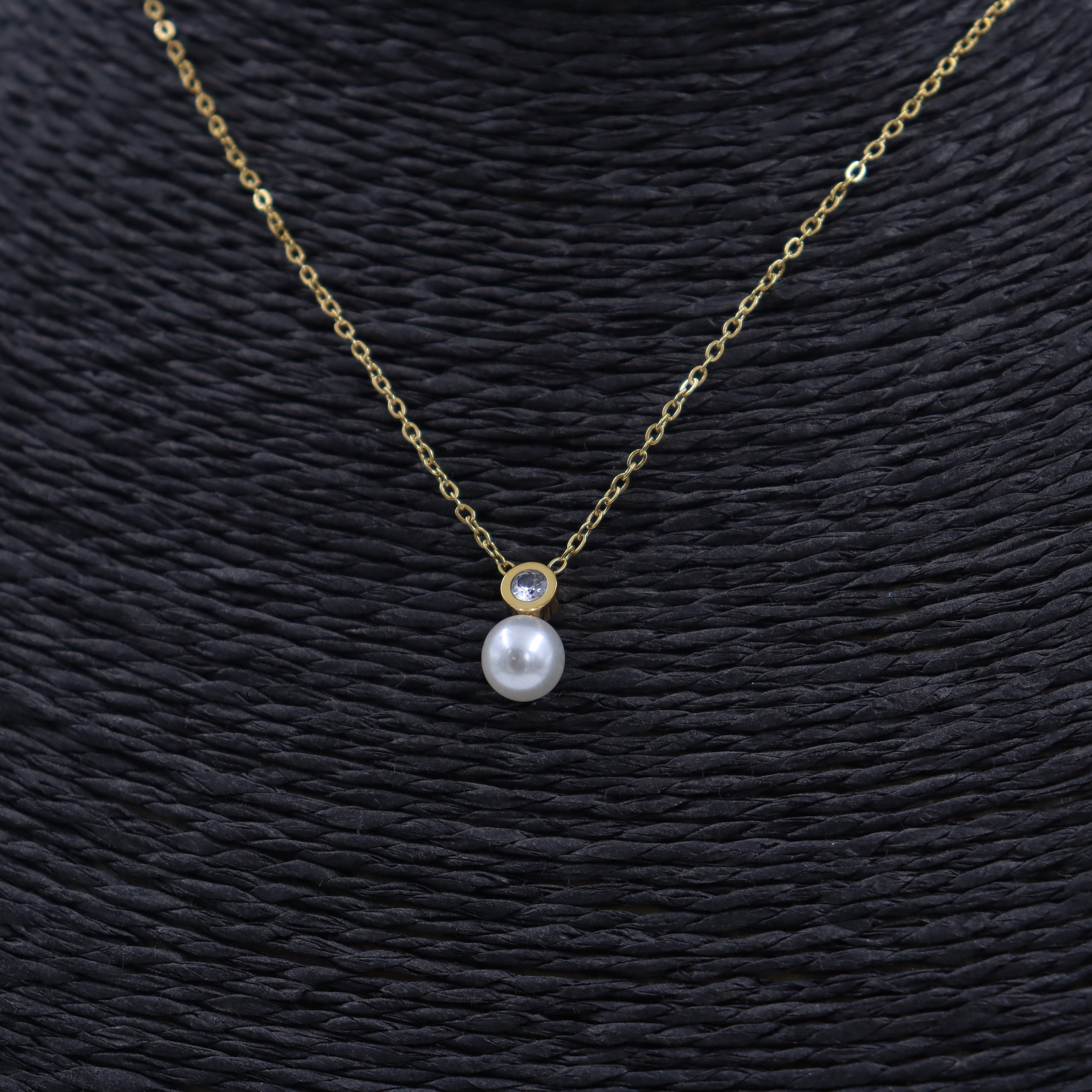 COLLAR ACERO DORADO PERLA Y CIRCONITA