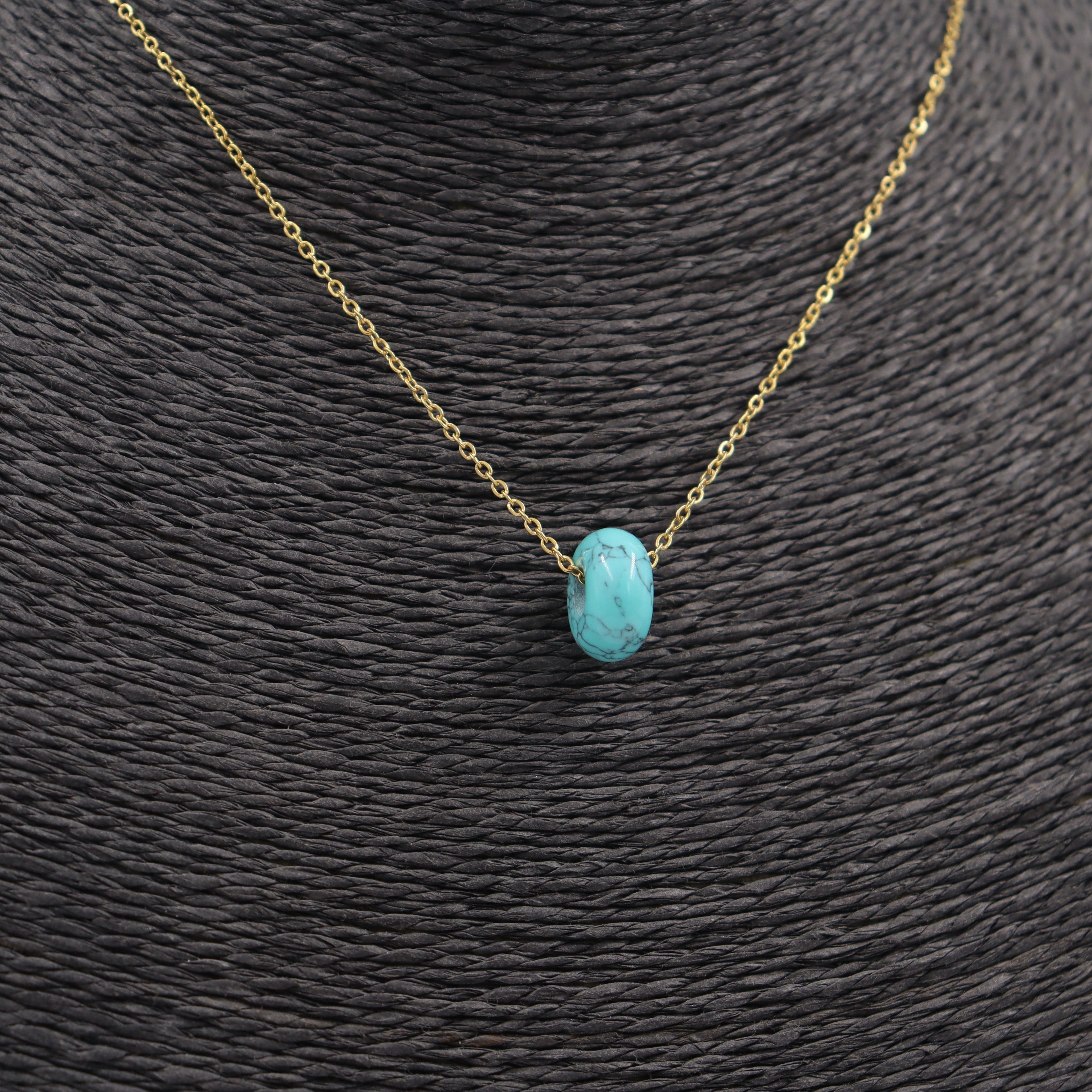 COLLAR ACERO DORADO Y DONA COLOR TURQUESA