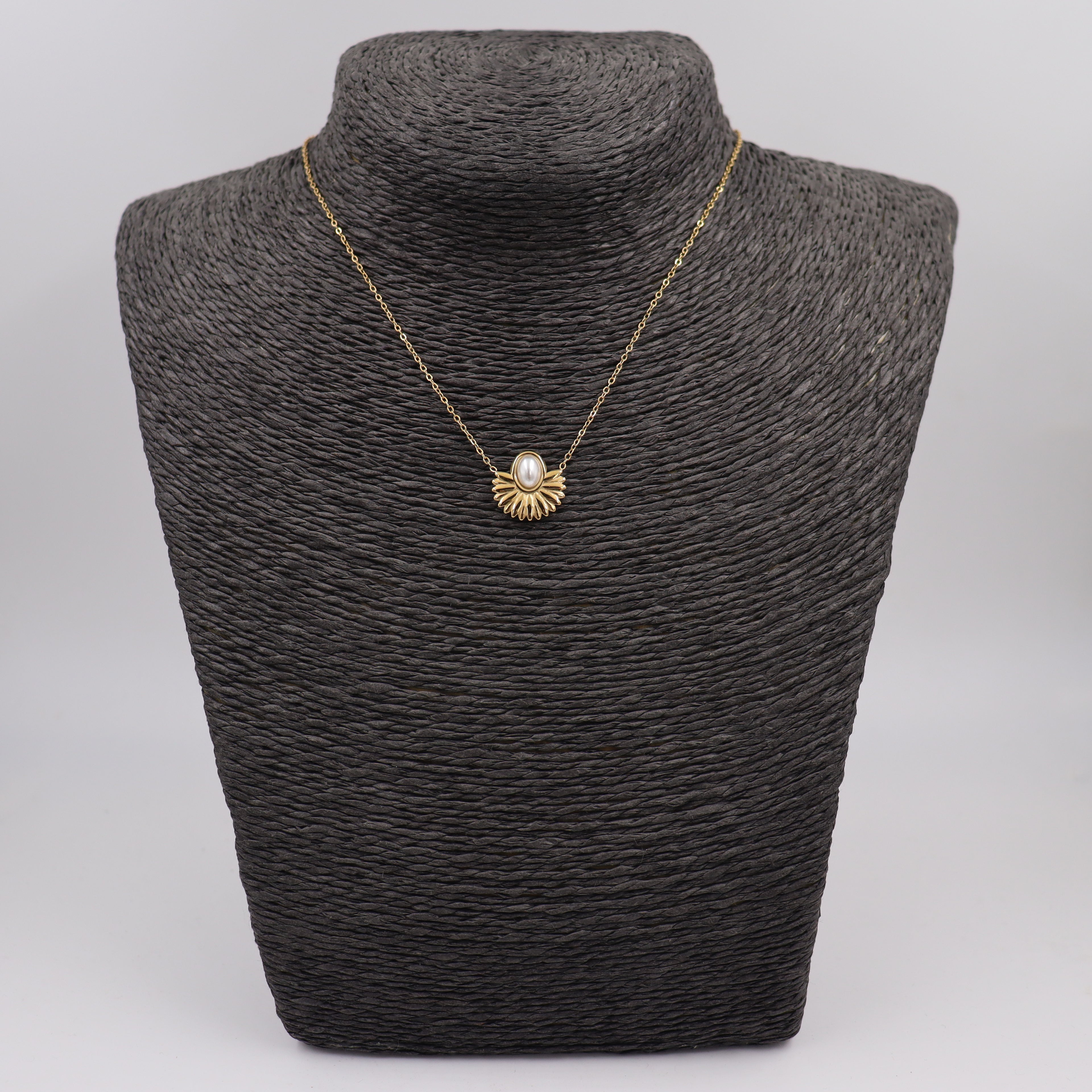 COLLAR ACERO DORADO Y PERLA