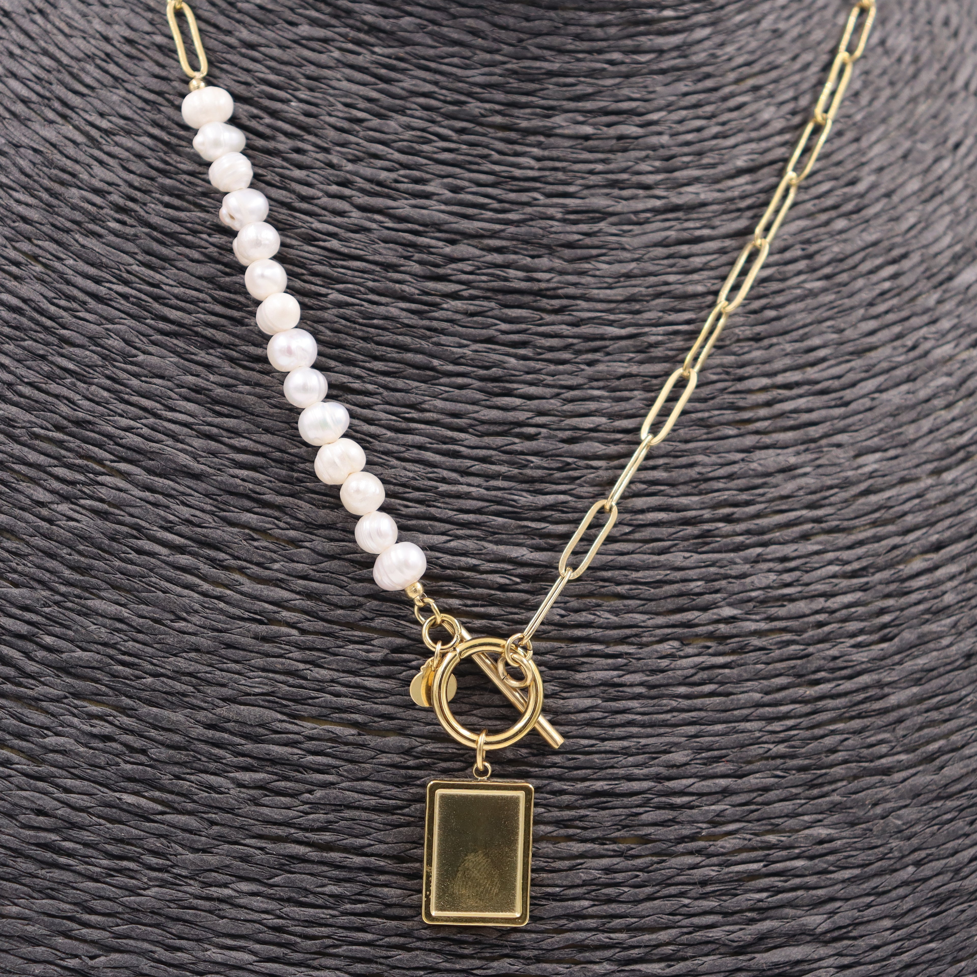 COLLAR ACERO DORADO PERLAS Y COLGANTE
