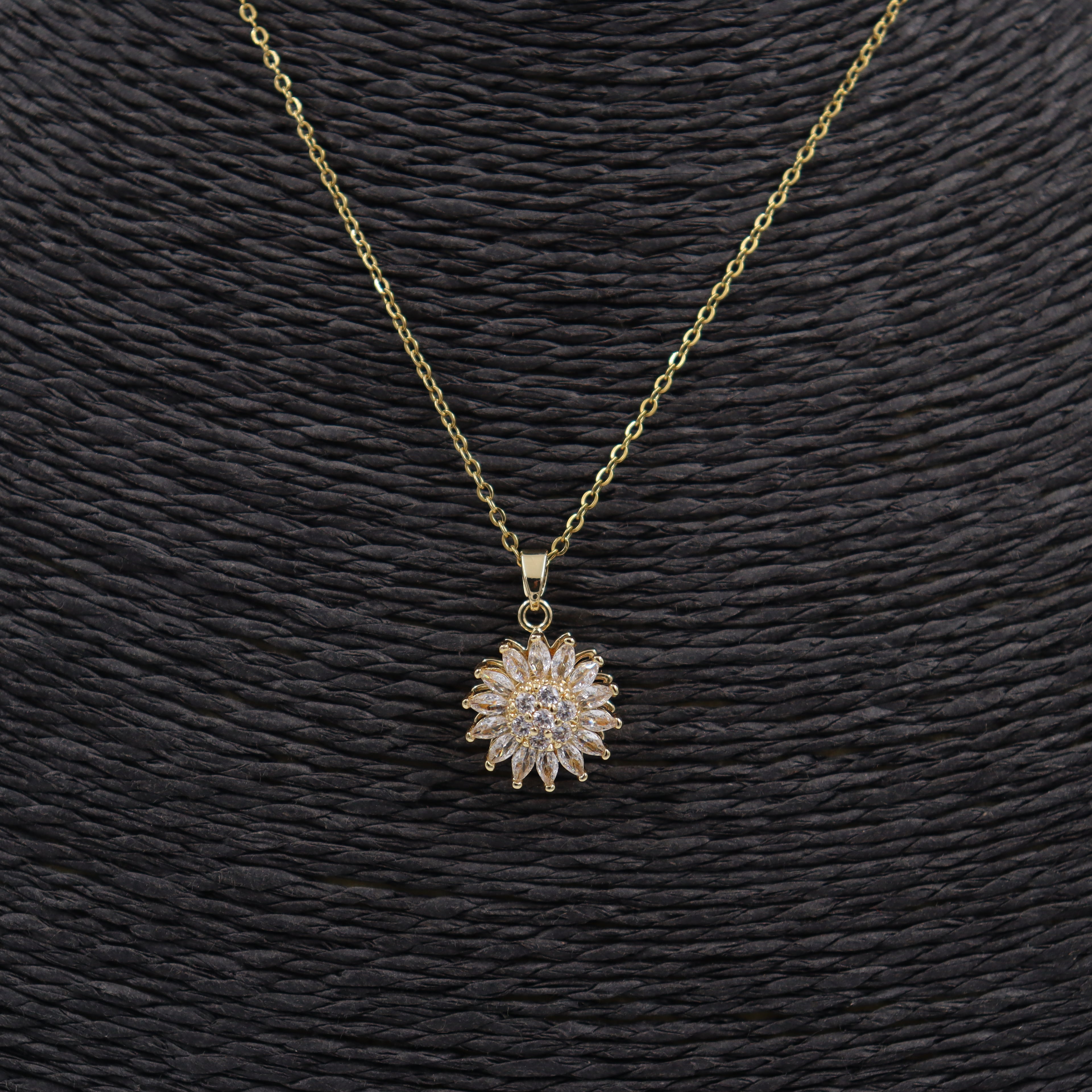 COLLAR ACERO DORADO CIRCONITAS
