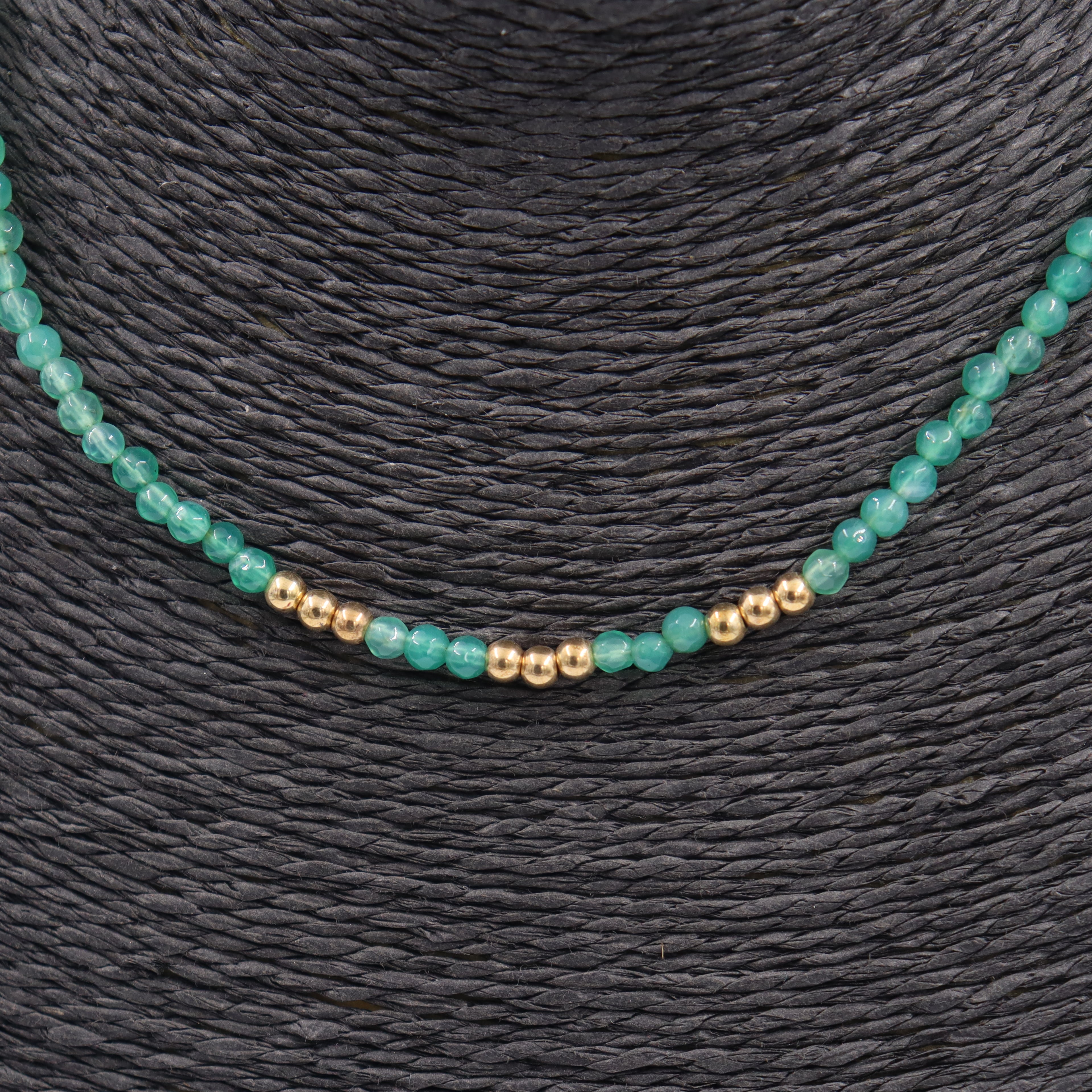 COLLAR ACERO DORADO Y PIEDRAS VERDES