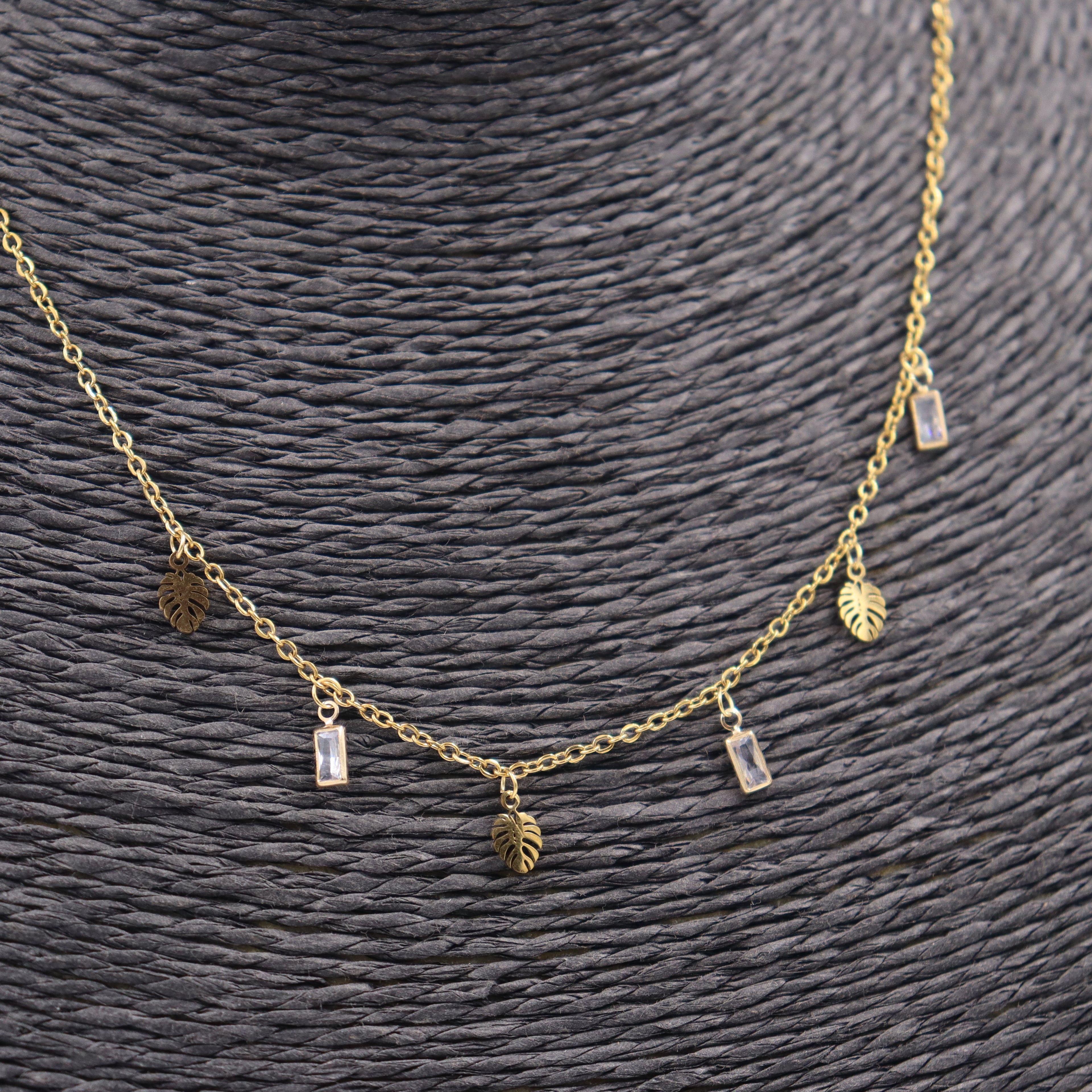COLLAR ACERO DORADO COLGANTITOS